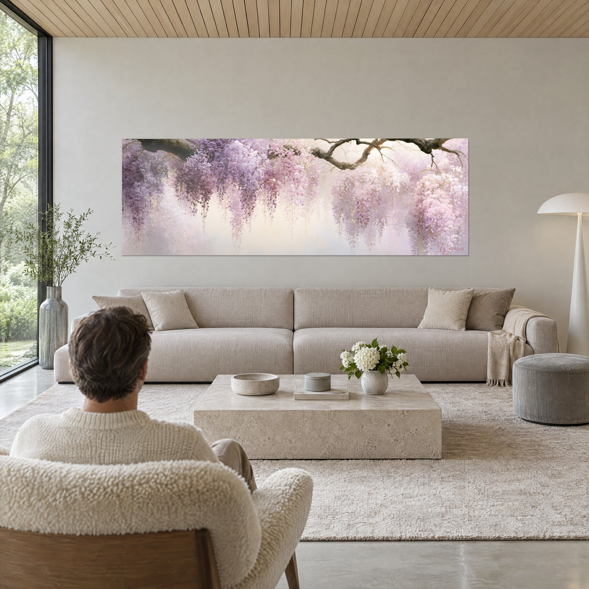 Quadro glicine in grappoli cascanti malva e rosa su ramo nodoso, foschia dorata, sopra un divano in un soggiorno luminoso