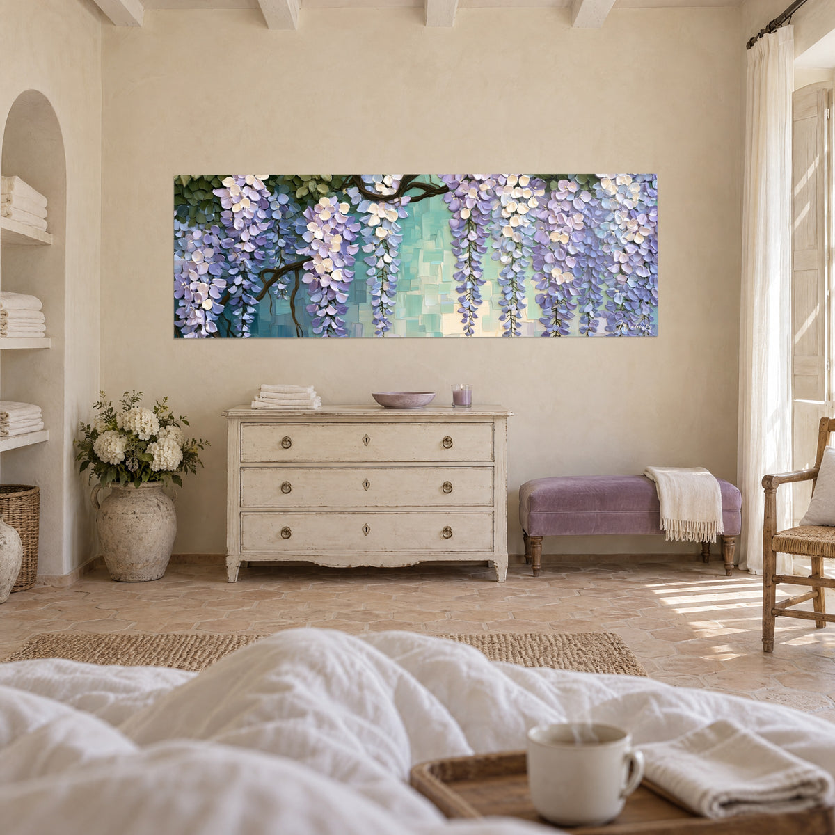 Tableau pluie de glycines violettes aux pétales ivoire sur fond vert d'eau, au-dessus d'un lit dans une chambre claire