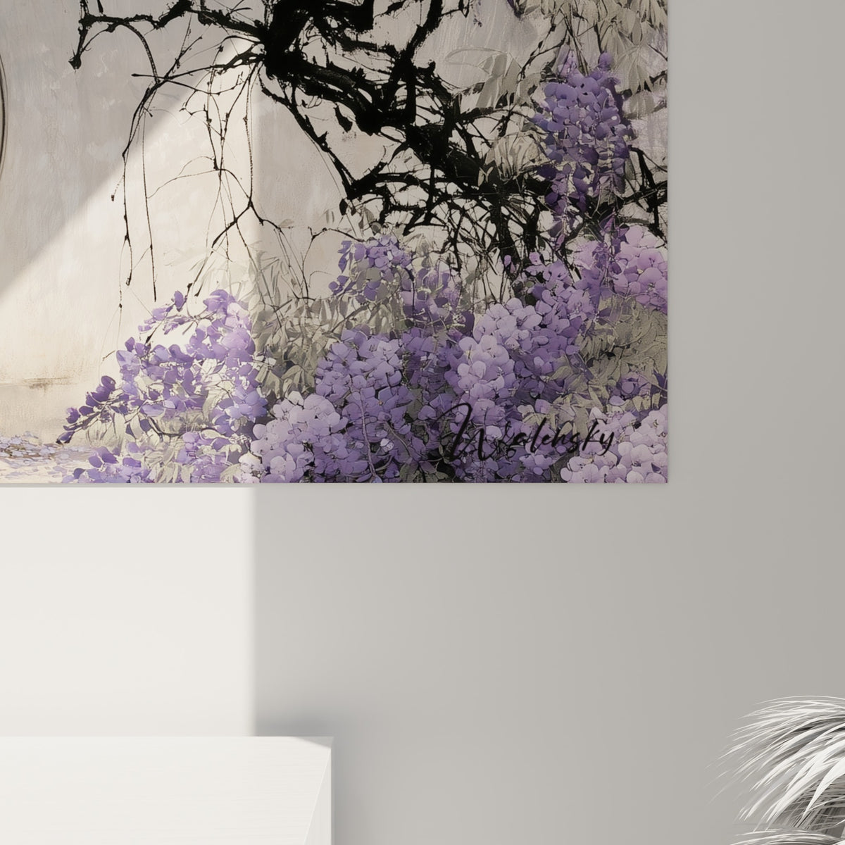 Grappes de glycine mauve et pétales pastel révélant la texture fine du grain pictural