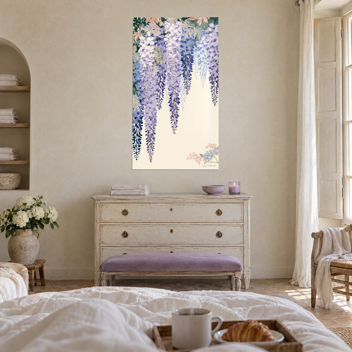 Schilderij blauweregen met lila en indigo trossen op een ivoorkleurige achtergrond, zalmroze bladeren bovenaan, opgehangen boven een bed in een lichte slaapkamer