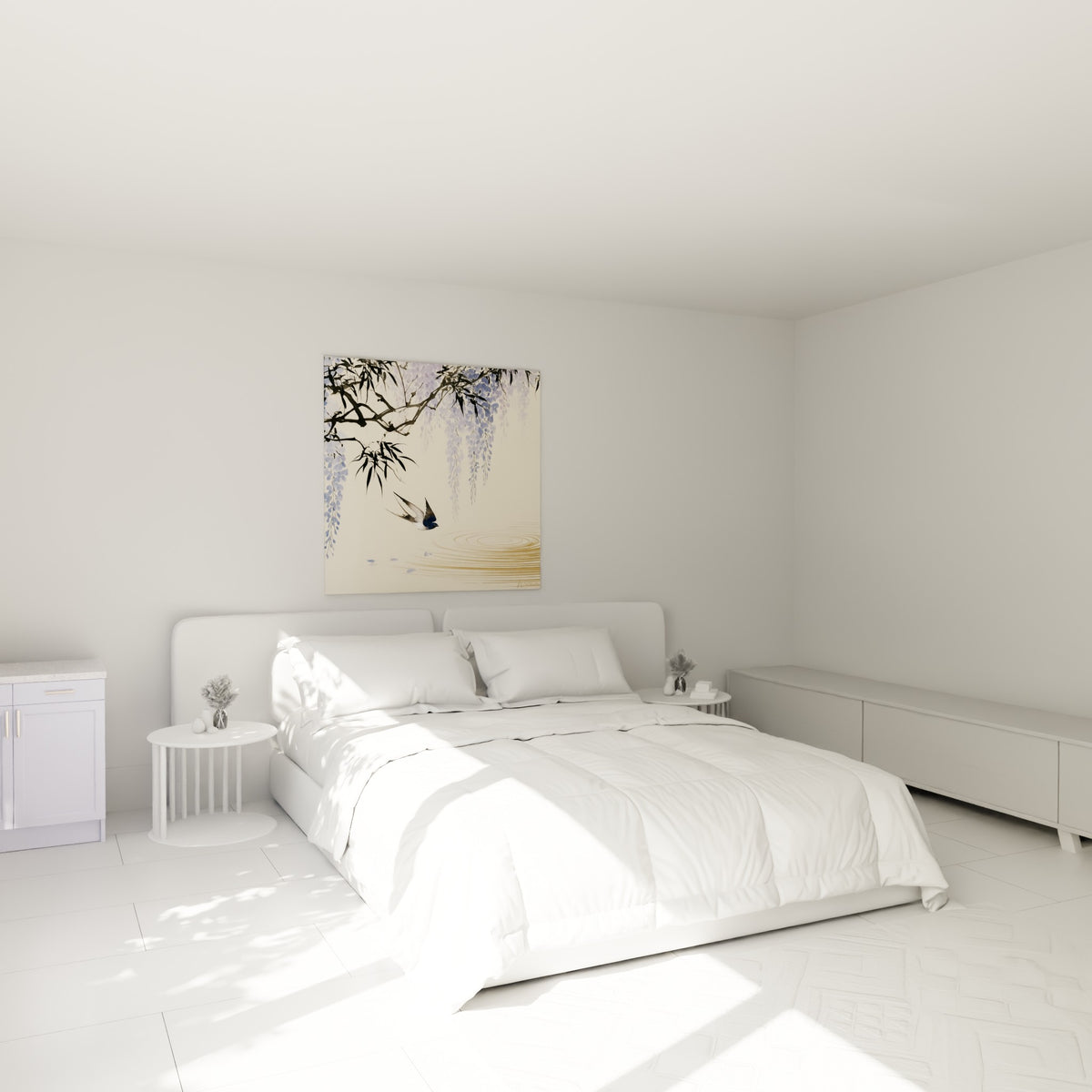 Grappes mauves et hirondelle en vol accrochées au-dessus d'un lit dans une chambre claire