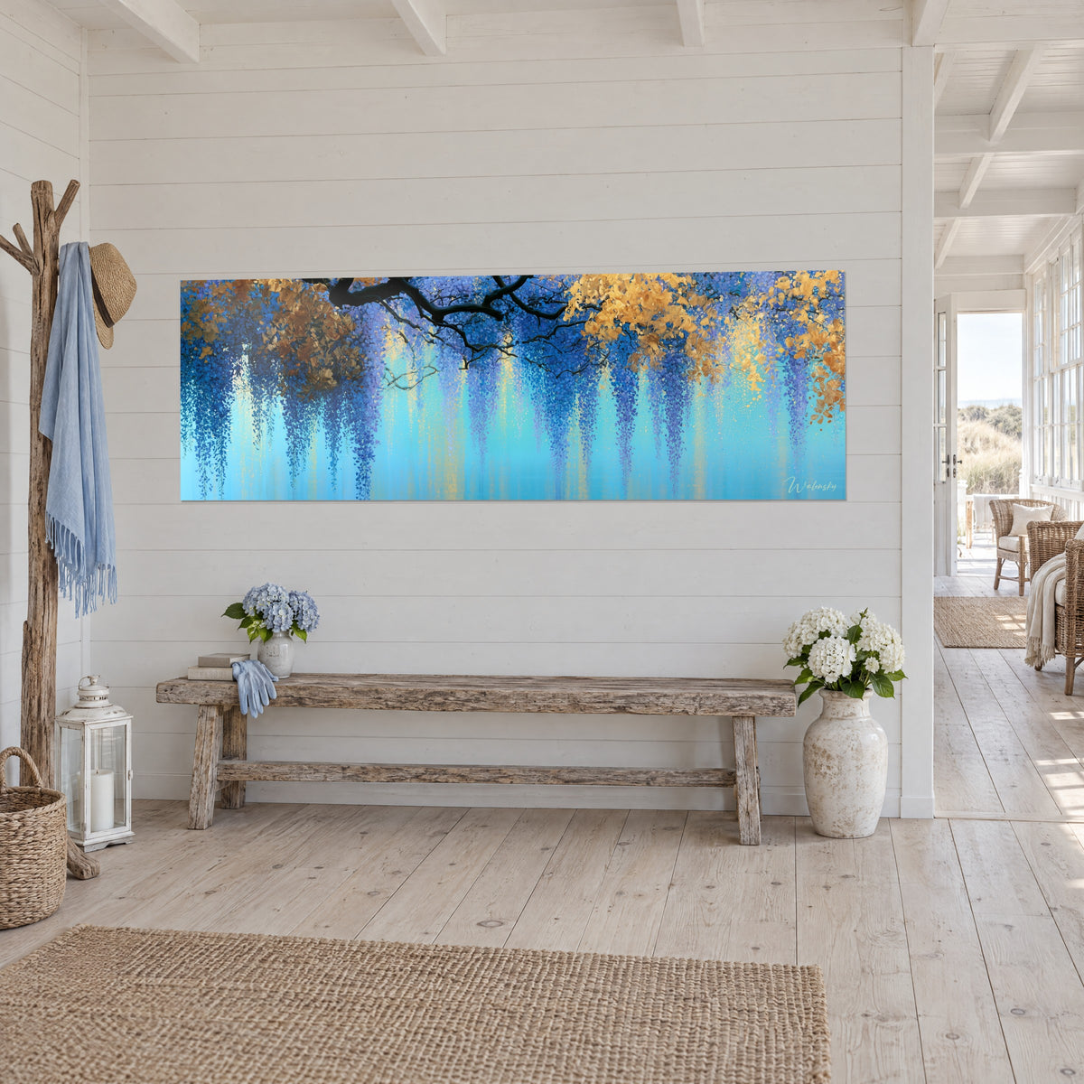Schilderij trossen indigo bloemen en oker bladeren hangend aan een donkere tak, hemelsblauwe achtergrond, boven een houten bank van ruw hout