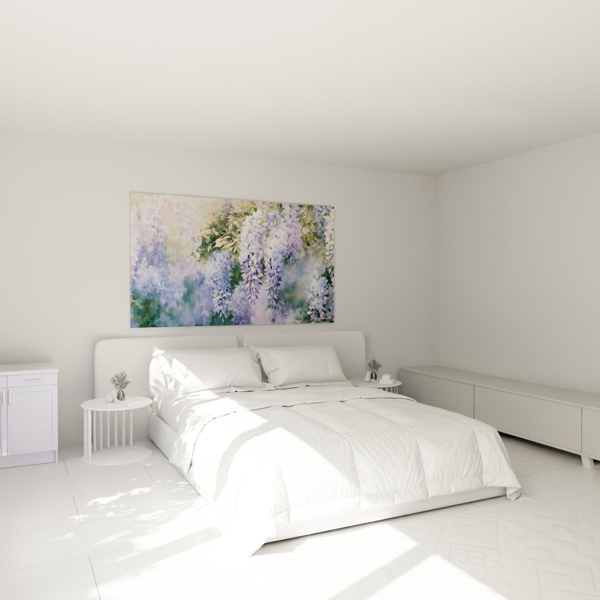 Grappes de glycine violette et crème suspendues au-dessus d'un lit dans une chambre claire