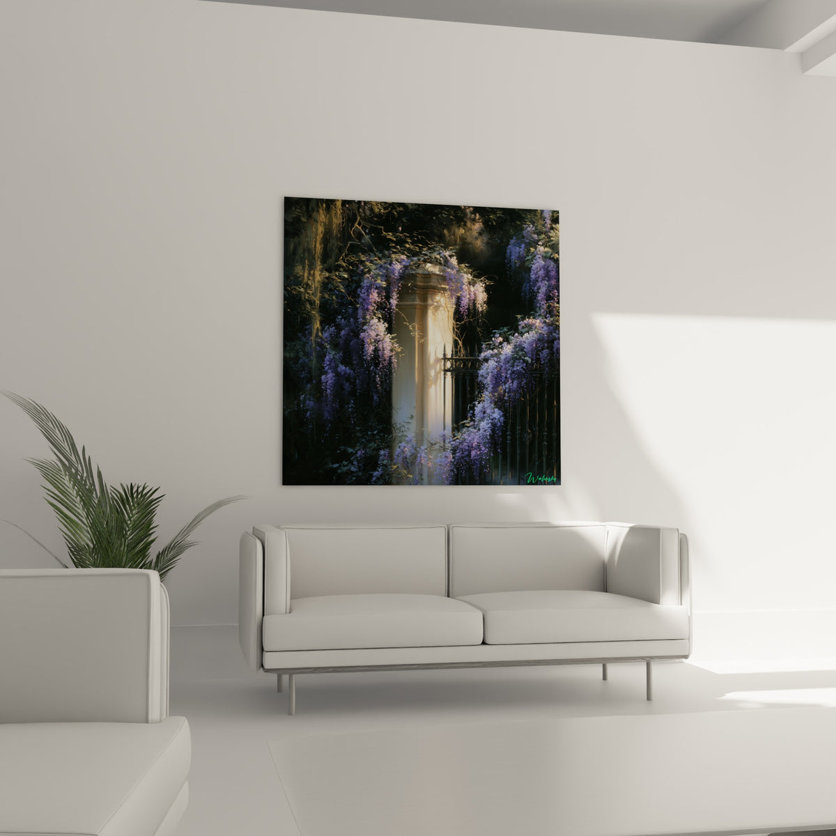 Fleurs de glycine lavande cascadant sur une grille anthracite au-dessus d'un canapé dans un salon lumineux