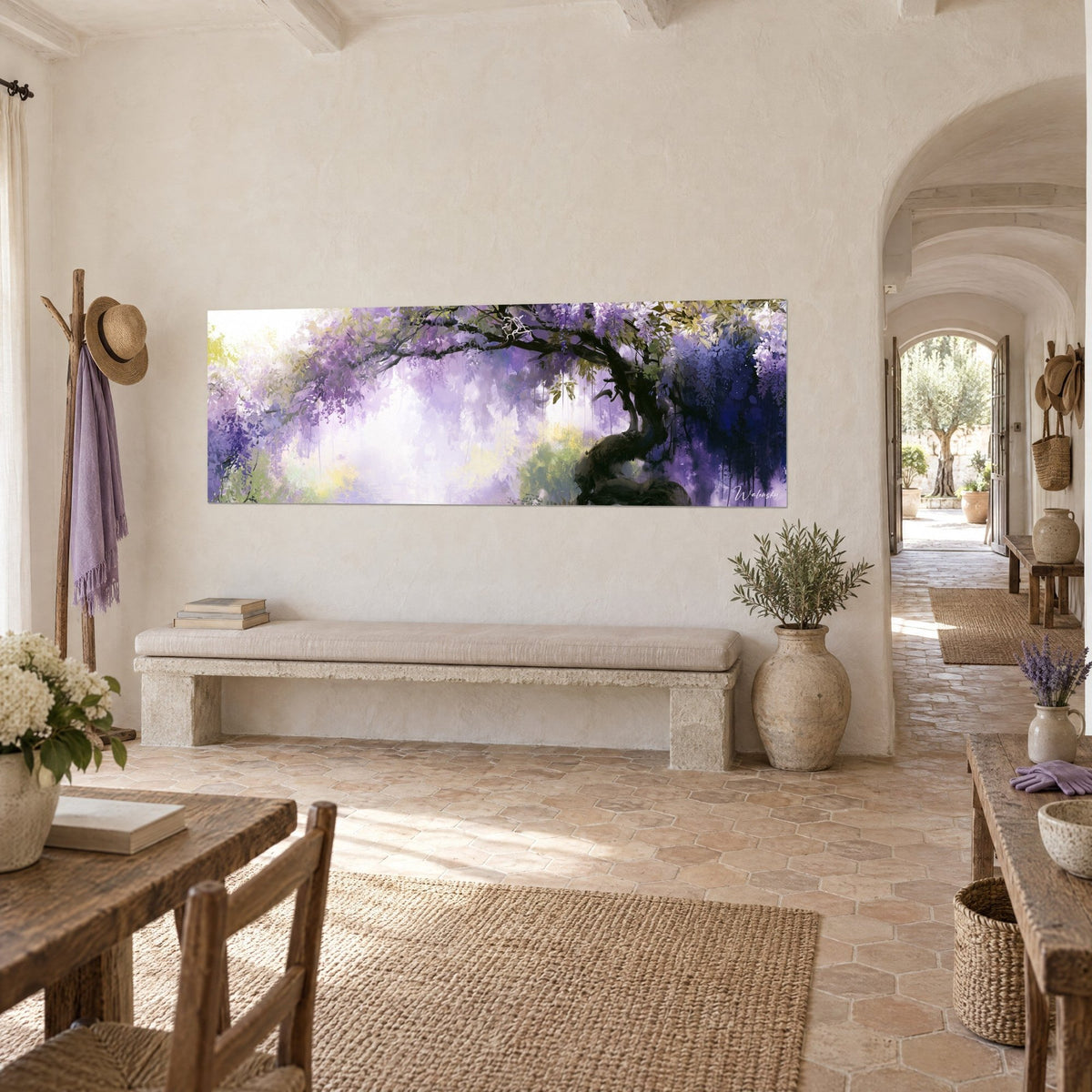 Schilderij bloeiende boom met hangende paarse trossen, witte nevel en zacht groen loof, muur van een Provençaals landhuis
