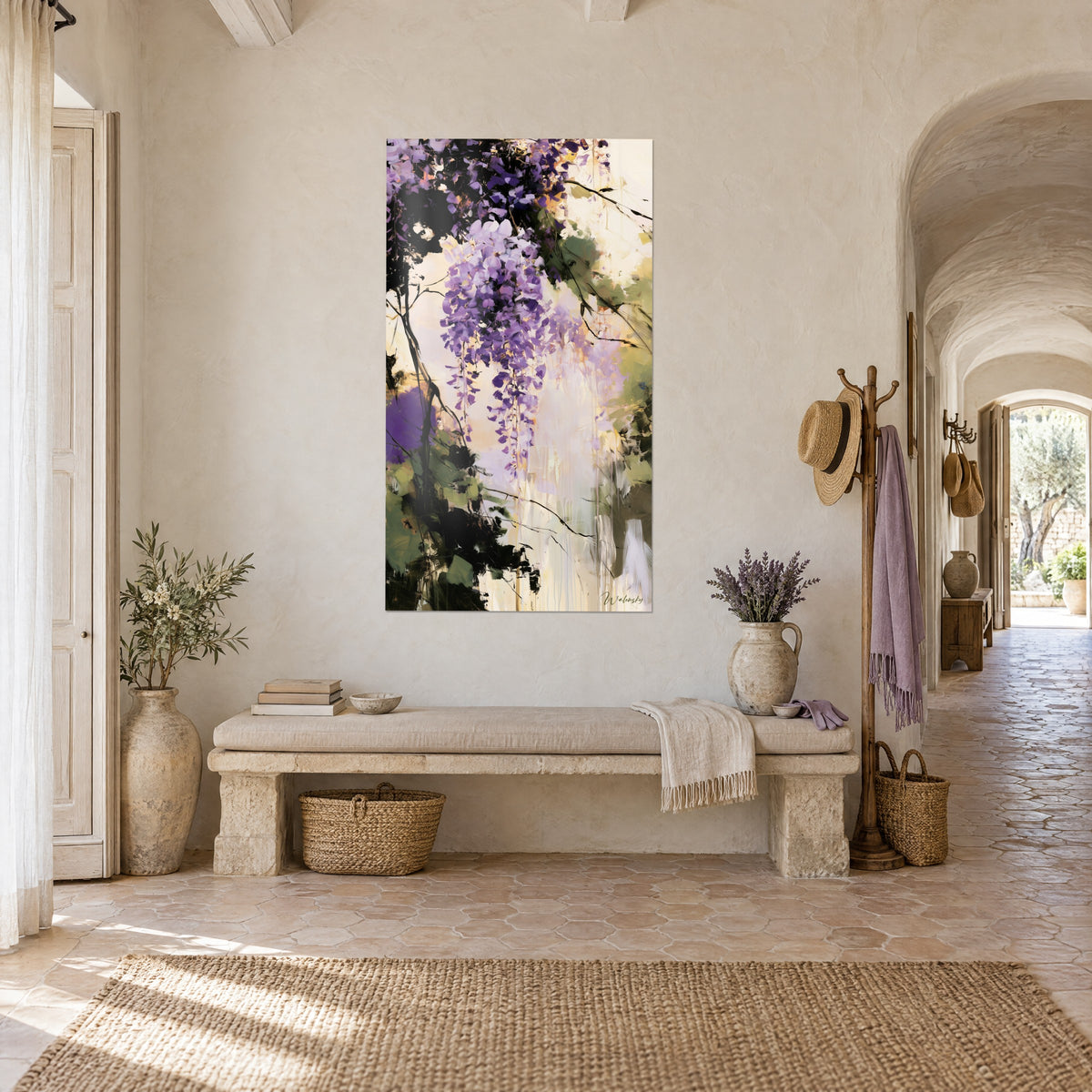 Quadro cascata di fiori violetti con foglie verde oliva, colature verticali color crema, appeso sopra una panca di pietra, mas provenzale