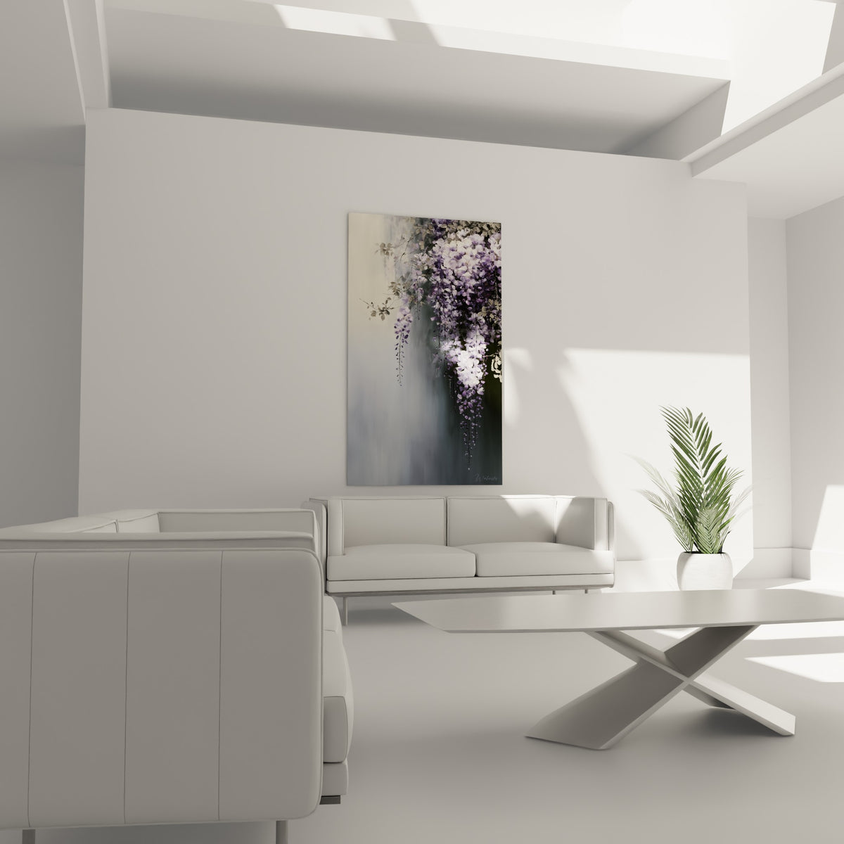 Fleurs de glycine lavande et gris perle suspendues, disposées au-dessus d'un canapé dans un salon lumineux
