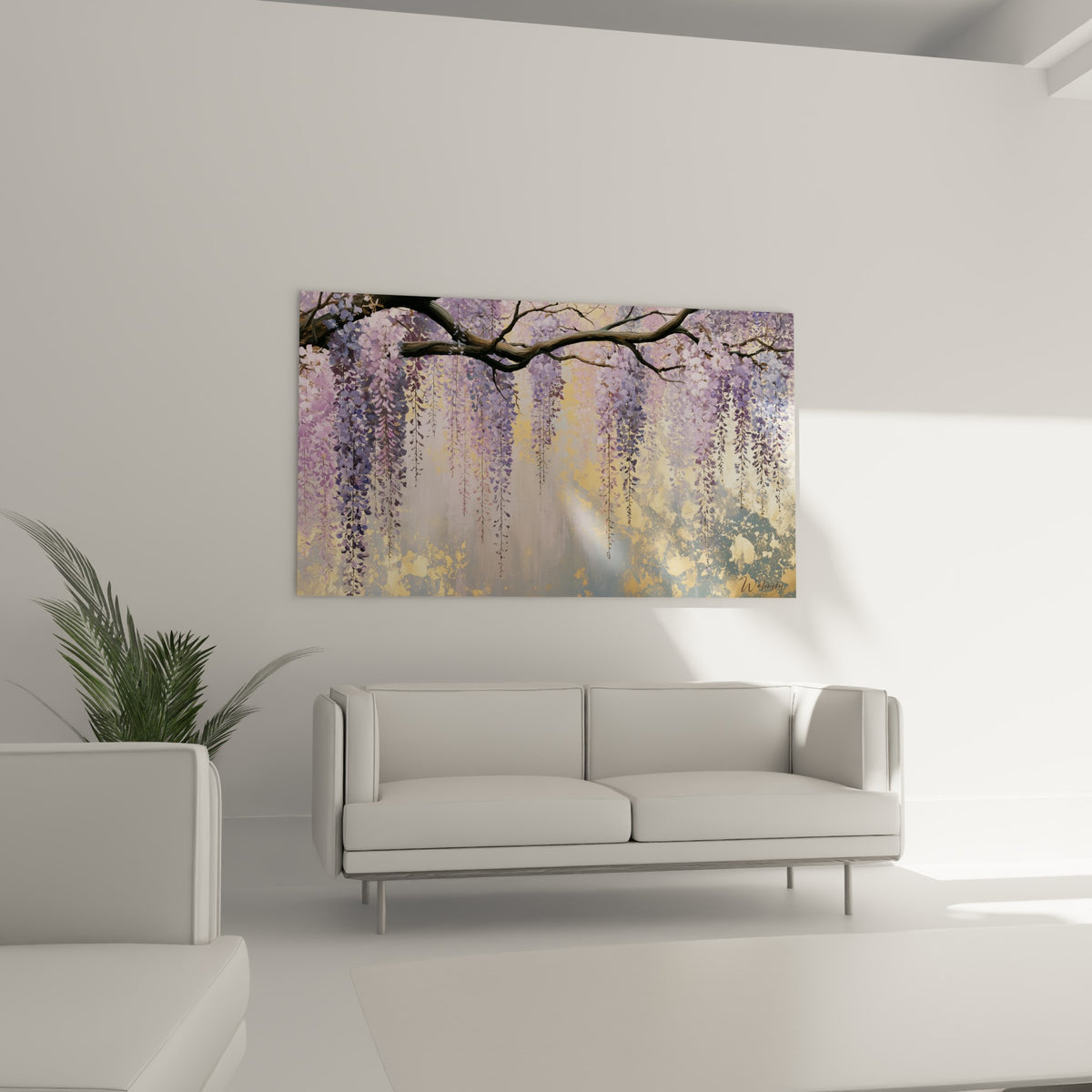 Fleurs mauves de glycine se déployant sur fond ocre lumineux, au-dessus d'un canapé dans un salon lumineux