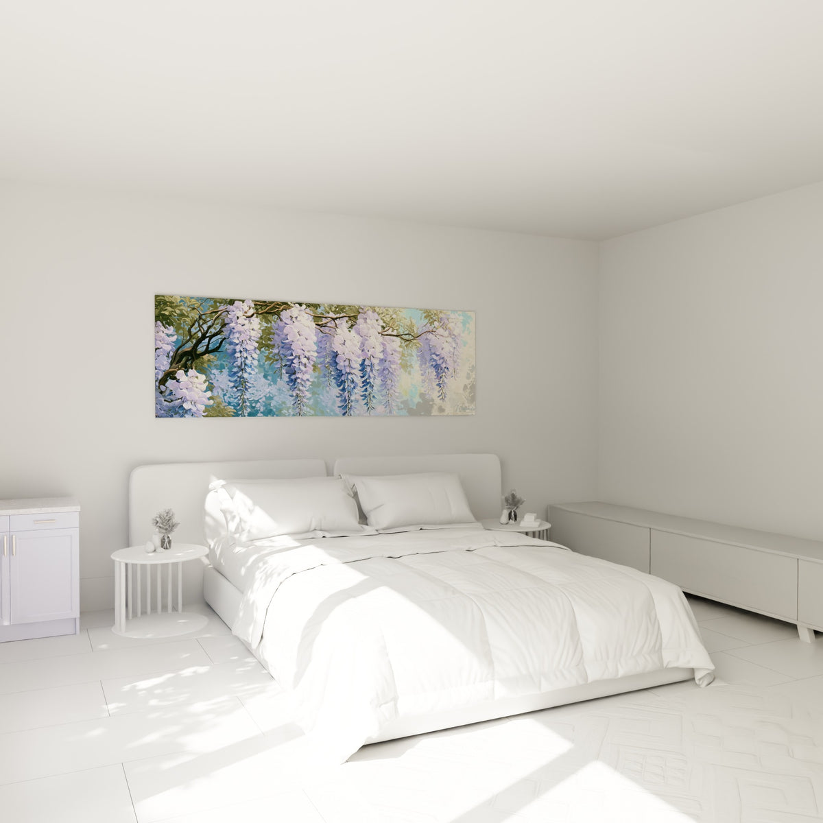 Grappes de glycine lilas et vertes suspendues au-dessus d'un lit dans une chambre claire