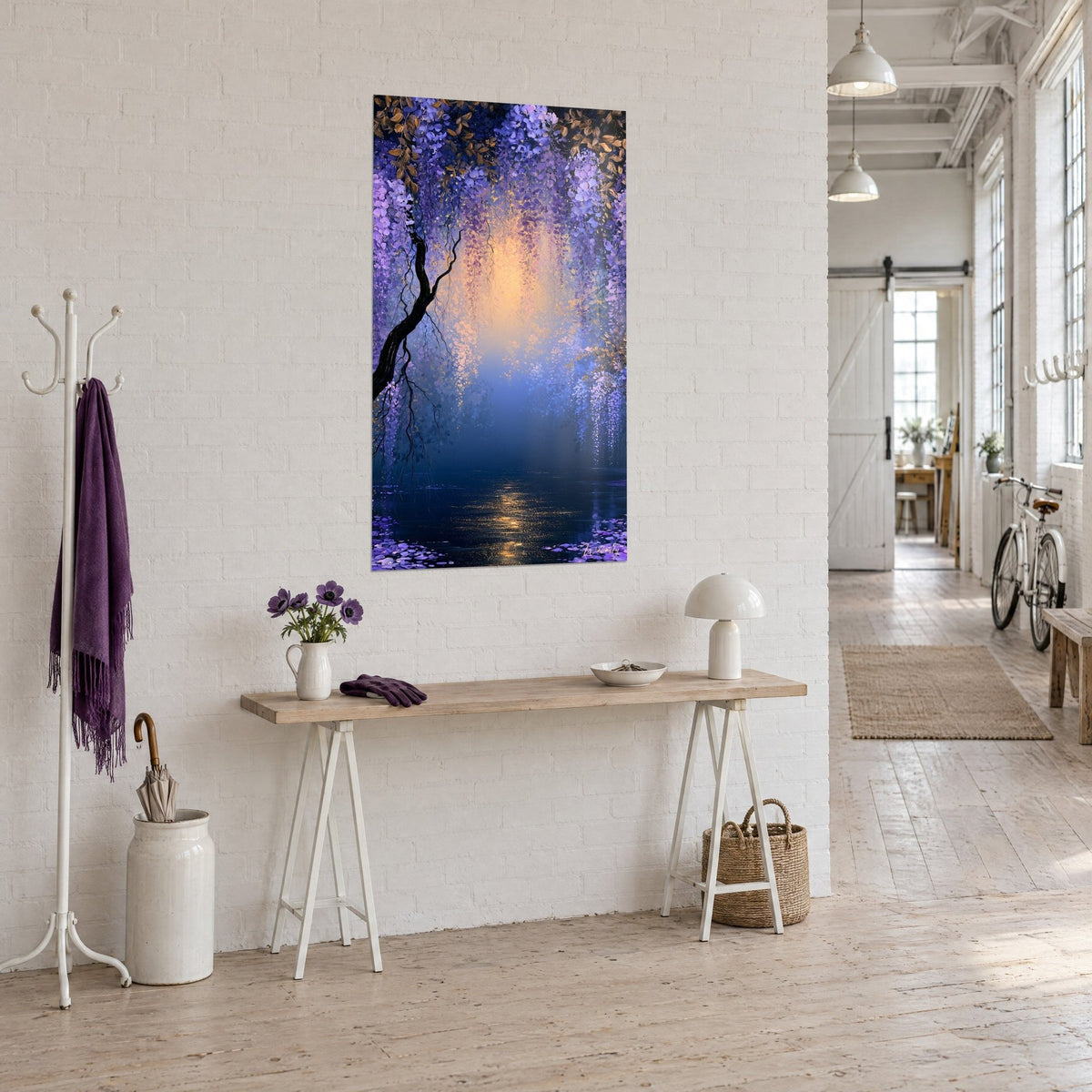 Schilderij lila en middernachtblauwe trossen, amberkleurige gloed in het midden, weerspiegelingen op het water, kunstenaarsloft in driekwartzicht