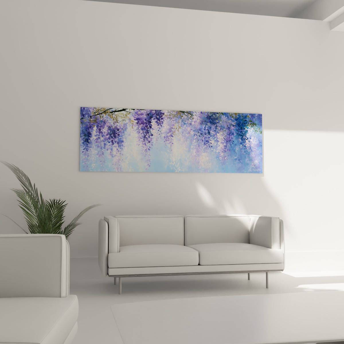 Fleurs de glycine lilas et bleu pastel accrochées au-dessus d'un canapé dans un salon lumineux