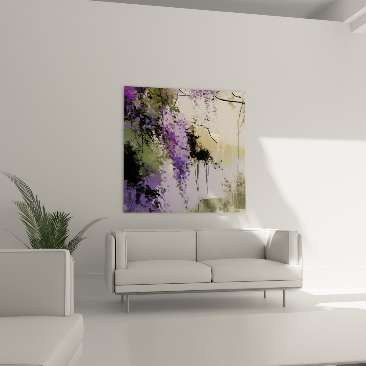 Fleurs de glycine lilas et beige doré, composition asymétrique, au-dessus d'un canapé dans un salon lumineux