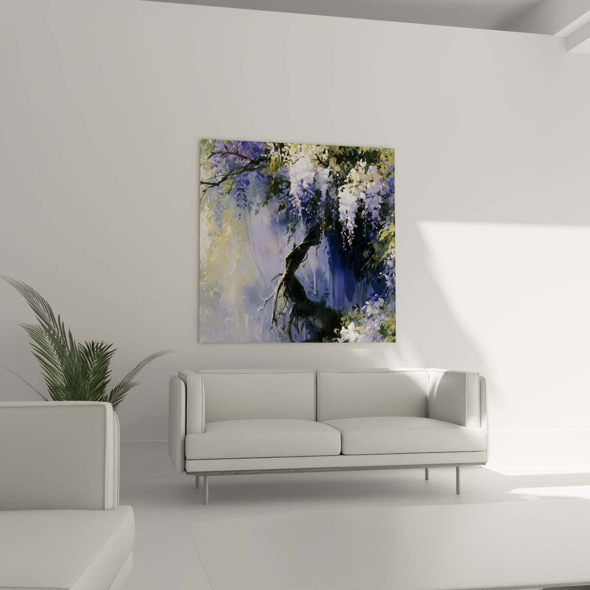 Fleurs de glycine lilas et blanches suspendues au-dessus d'un canapé dans un salon lumineux