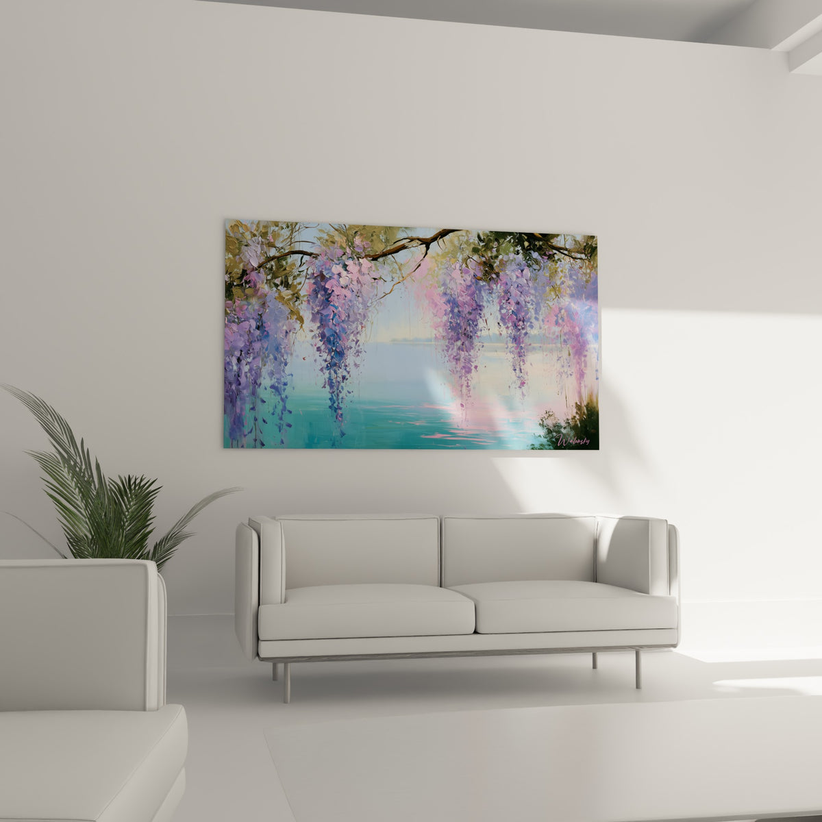 Fleurs de glycine violettes et turquoise tombant sur l'eau, au-dessus d'un canapé dans un salon lumineux