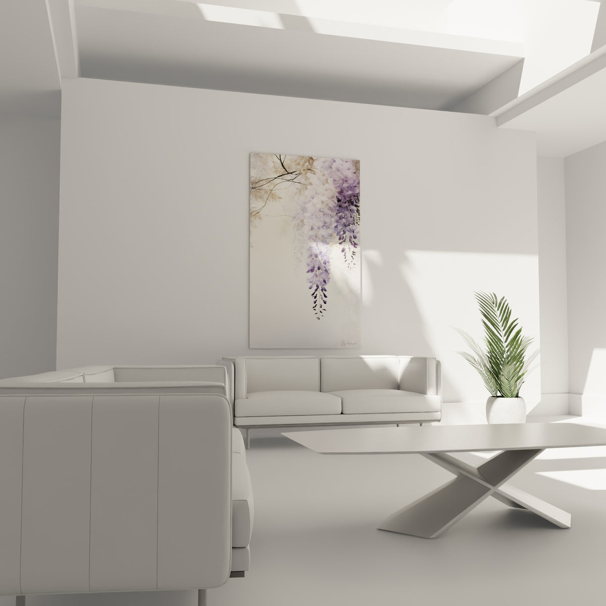 Fleurs de glycine violette et beige en cascade au-dessus d'un canapé dans un salon lumineux