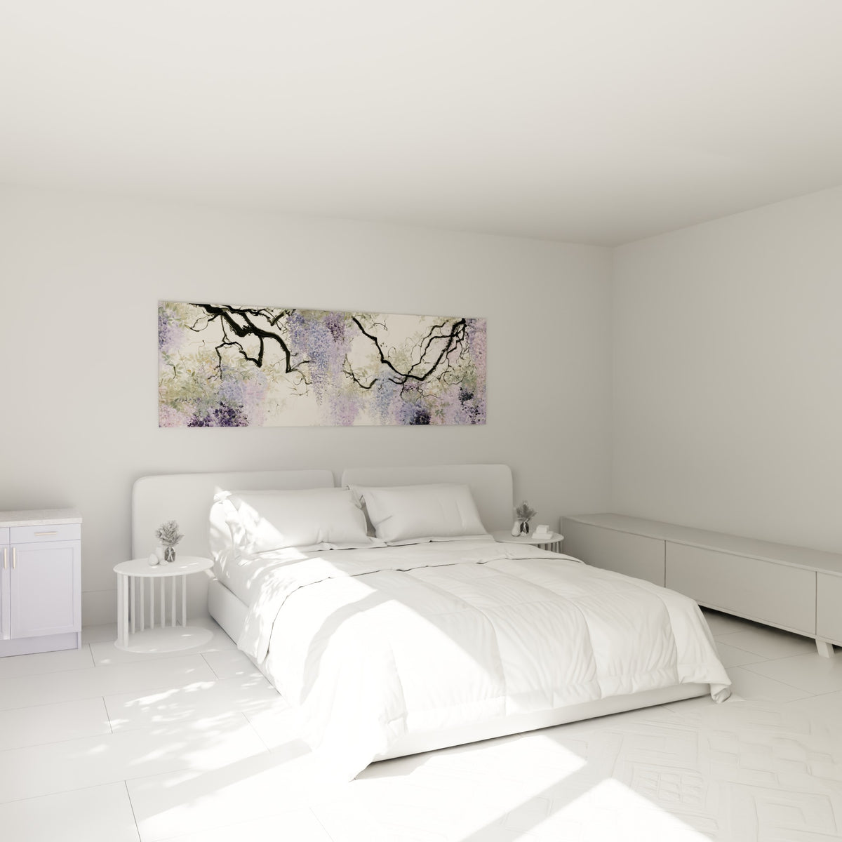 Fleurs de glycine violettes et roses tombantes au-dessus d'un lit dans une chambre claire