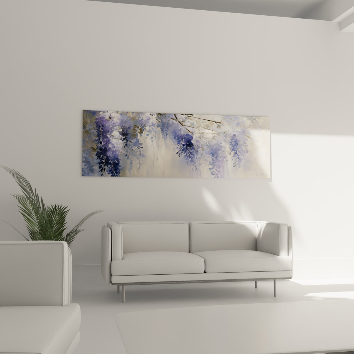 Fleurs de glycine mauve et bleu pastel en cascade, au-dessus d'un canapé dans un salon lumineux