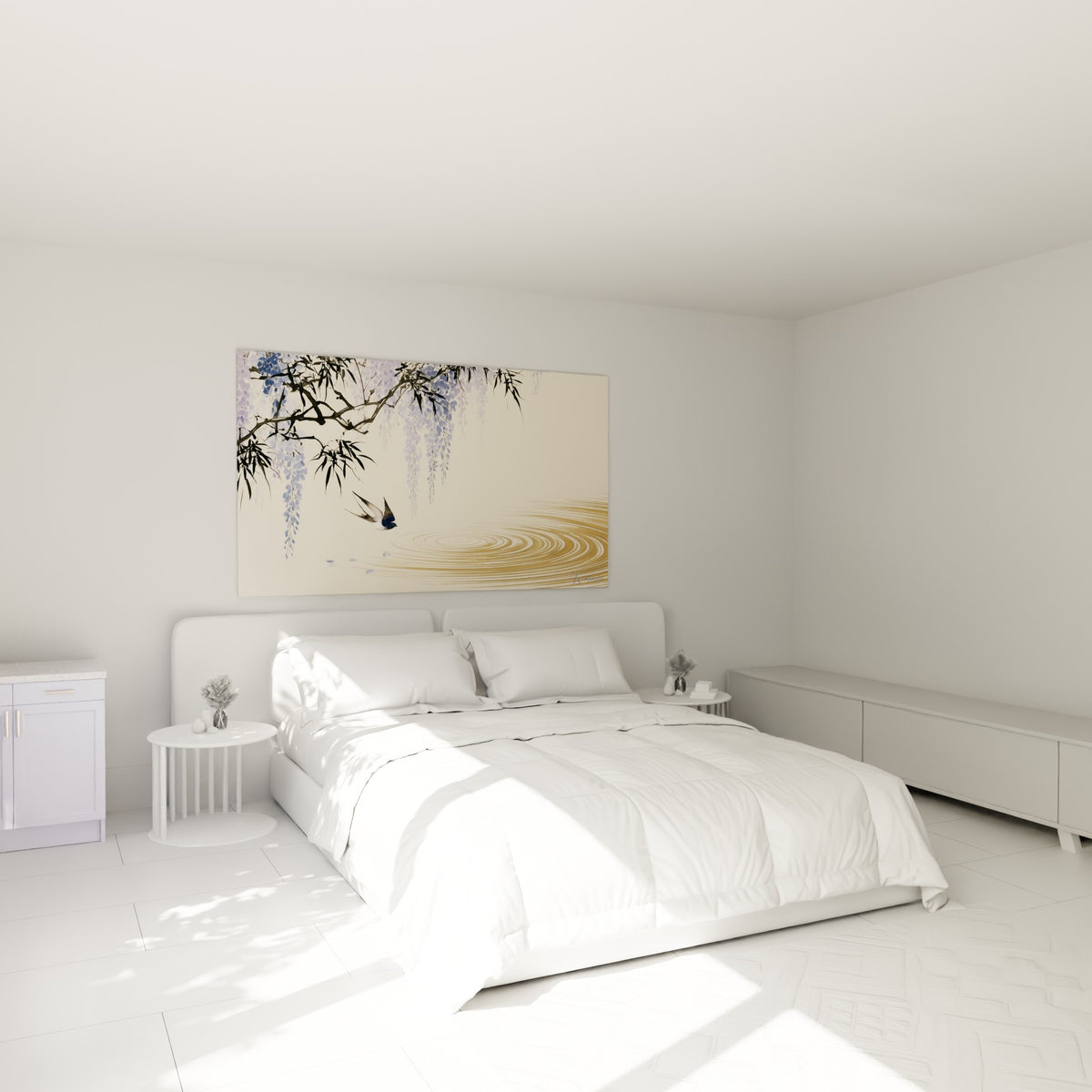 Grappes de glycine mauve et hirondelle en vol au-dessus d'un lit dans une chambre claire