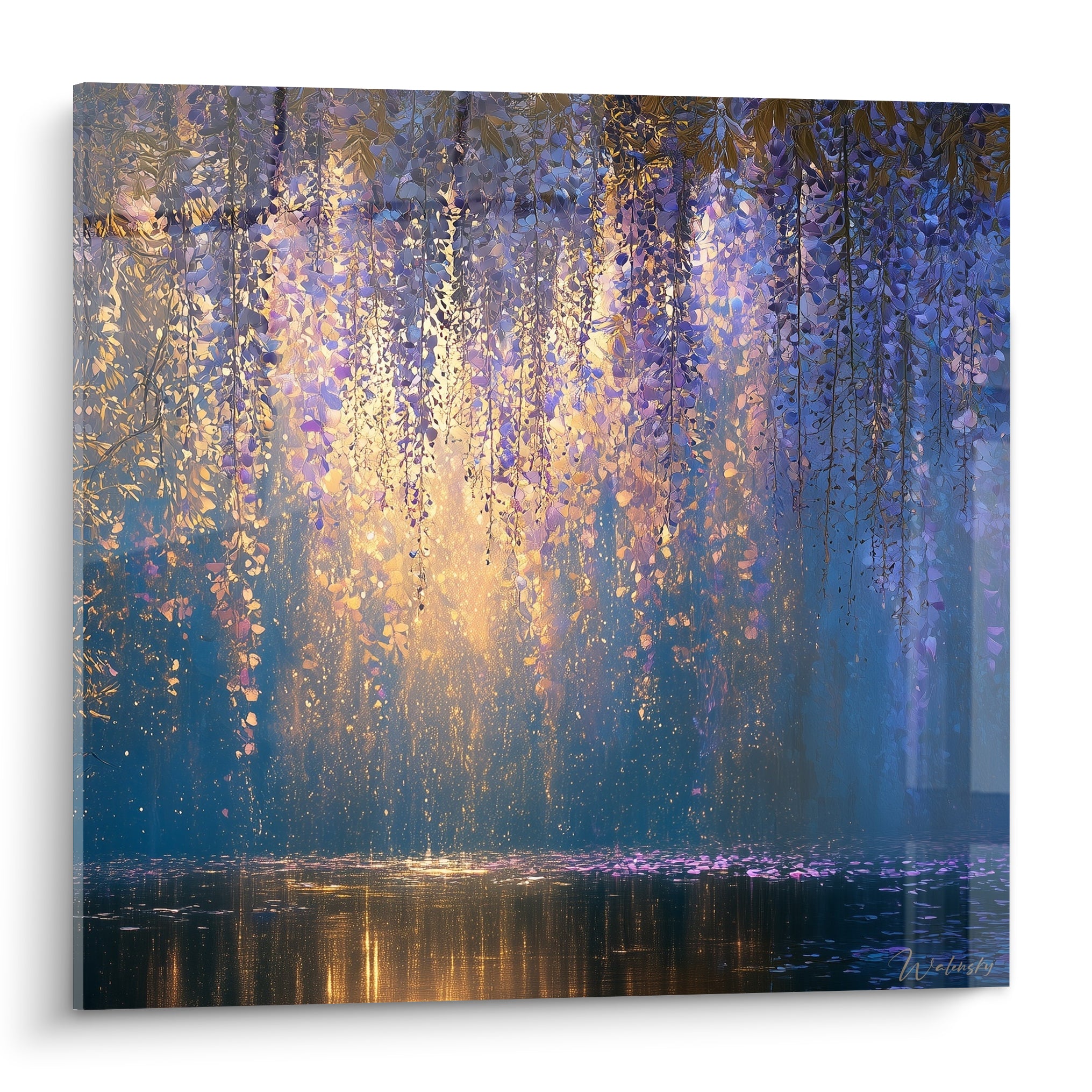 Glycine mauve et dorée en grappes tombantes sur fond bleu profond, reflets sur l'eau sombre