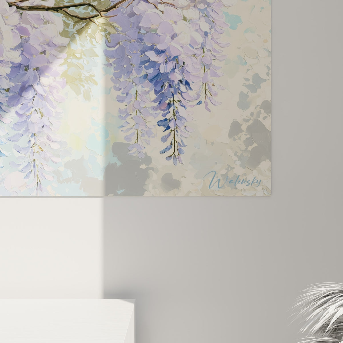 Détail des pétales mauves et bleu turquoise de la glycine, matière peinte et touches de lumière dorée