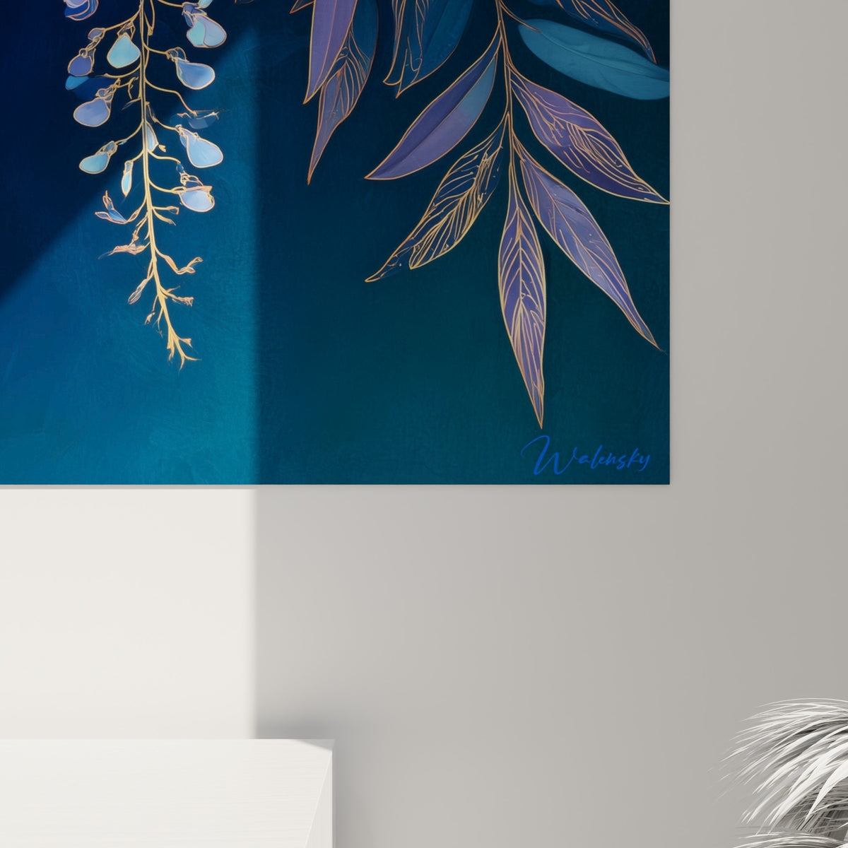 Pétales translucides bleu pastel et traits dorés de la glycine, matière et grain de l'impression visibles de près