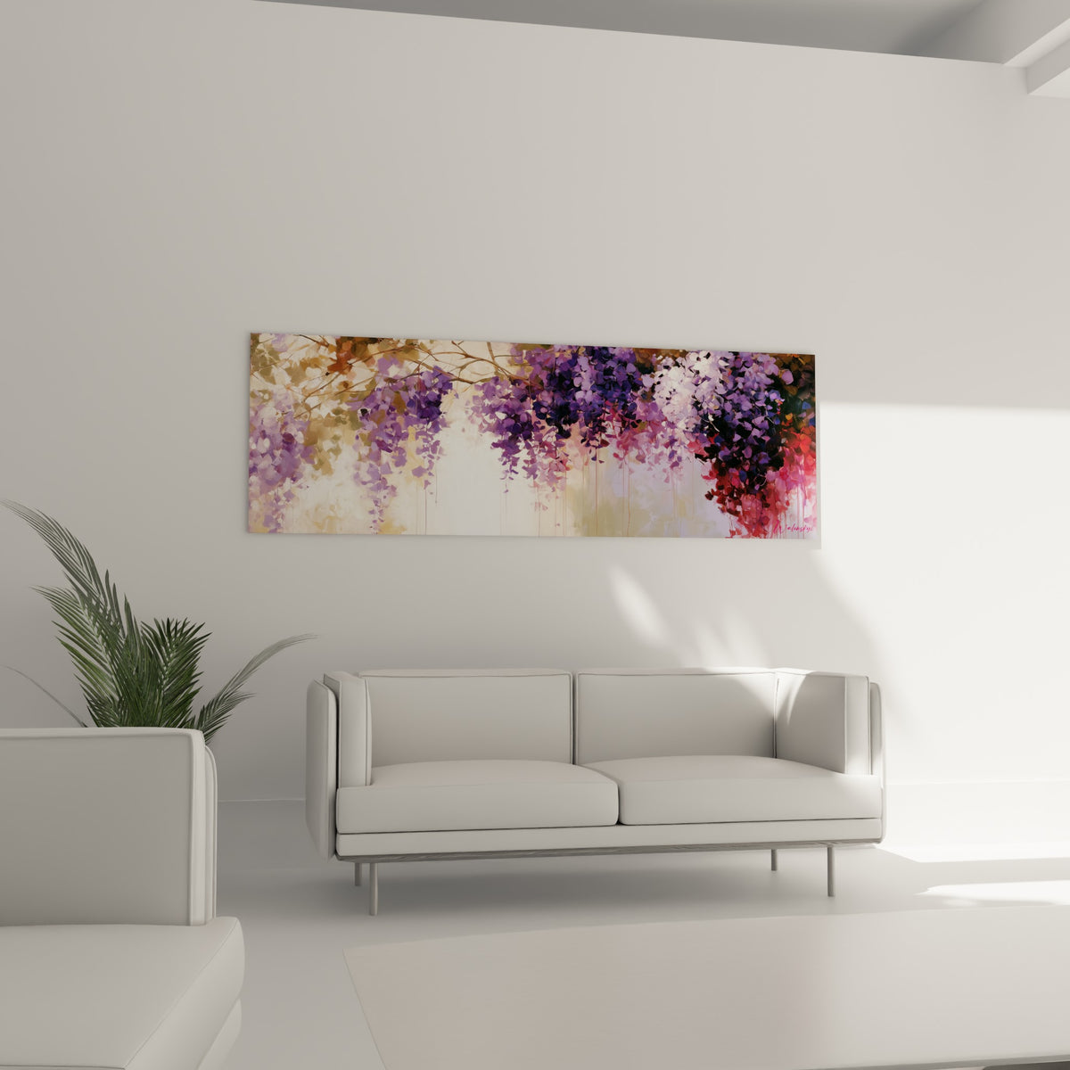 Grappes de glycine pourpre et mauve en mouvement fluide, au-dessus d'un canapé dans un salon lumineux