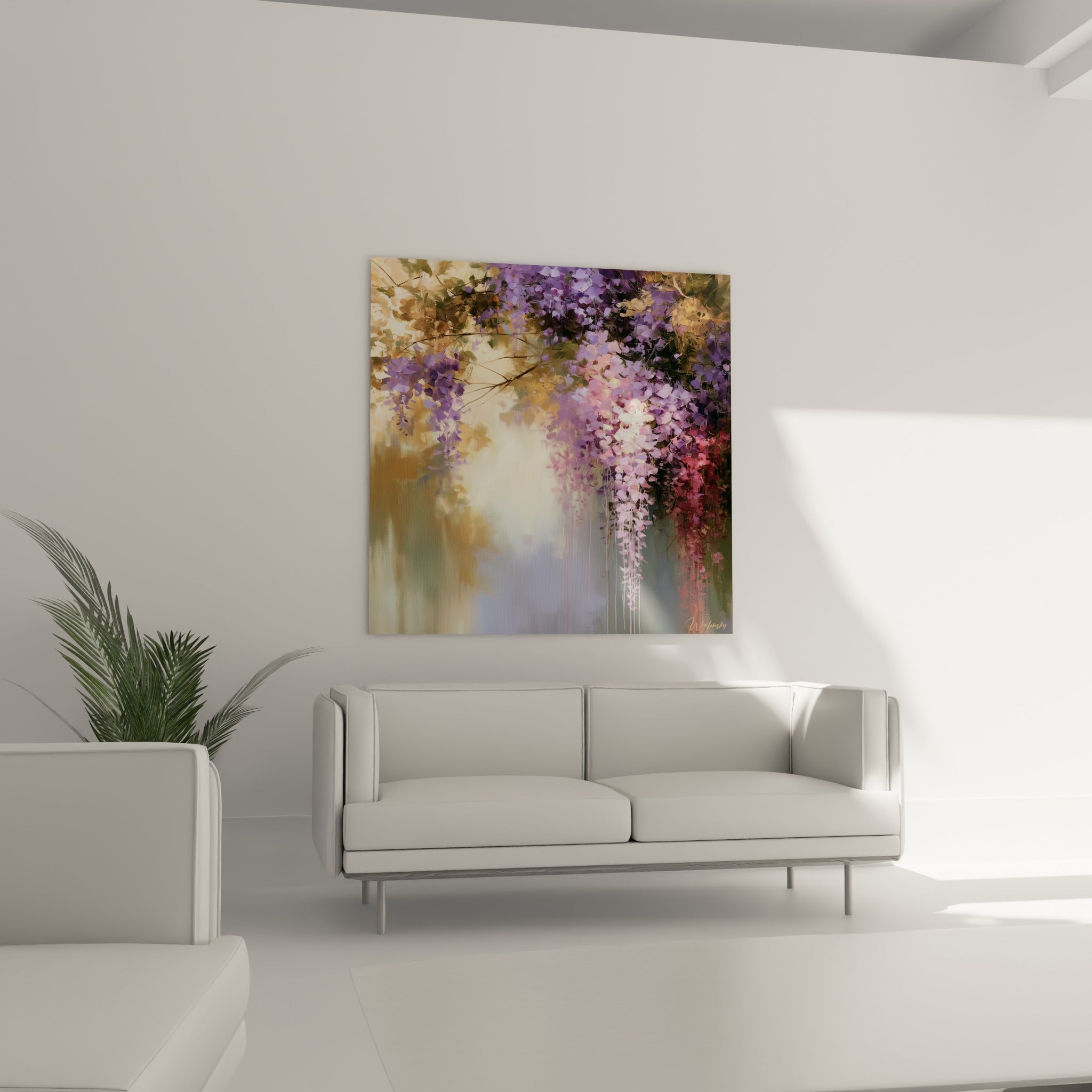 Fleurs de glycine mauve et rose tombantes au-dessus d'un canapé dans un salon lumineux