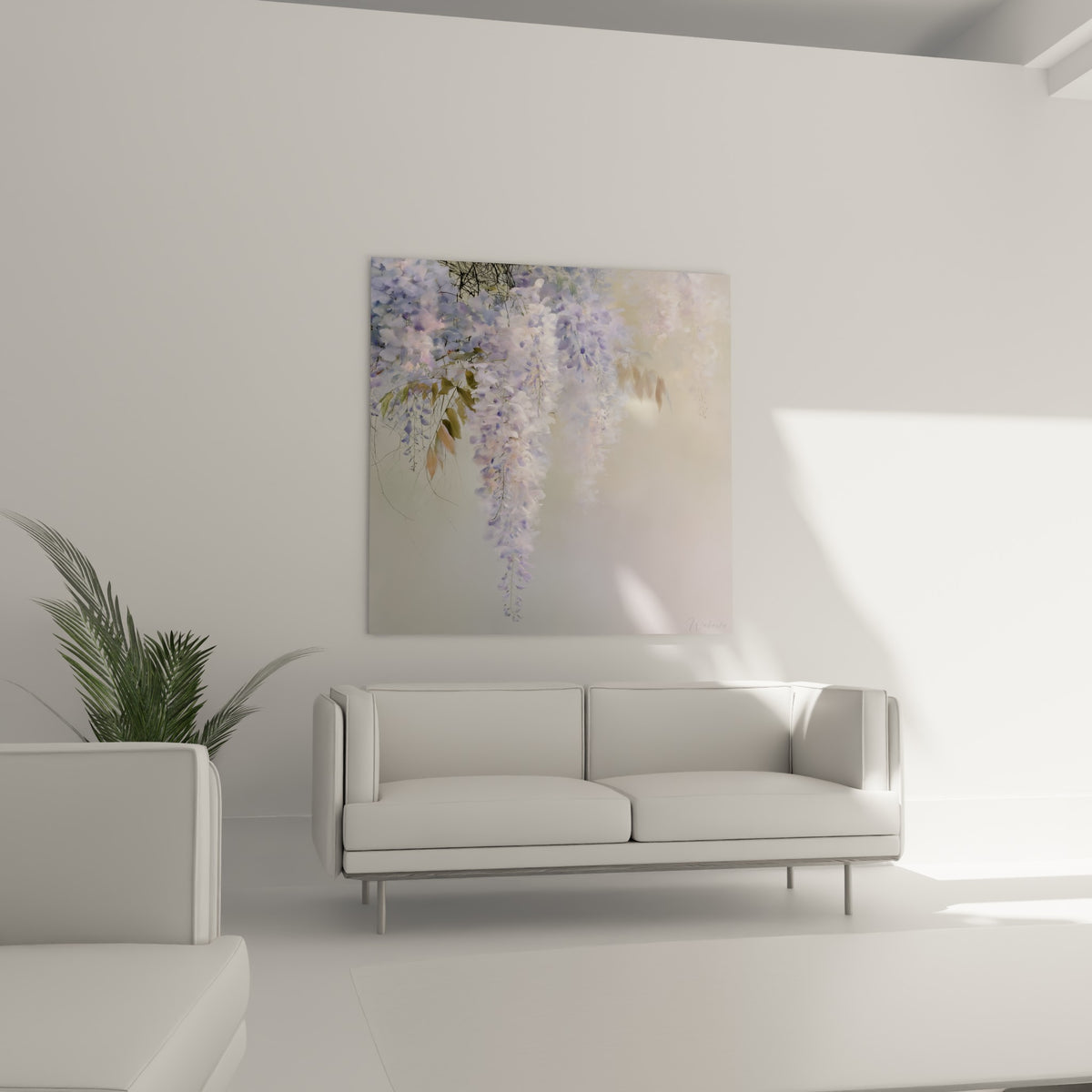Grappes lilas et crème de Glycine suspendues, disposées au-dessus d'un canapé dans un salon lumineux