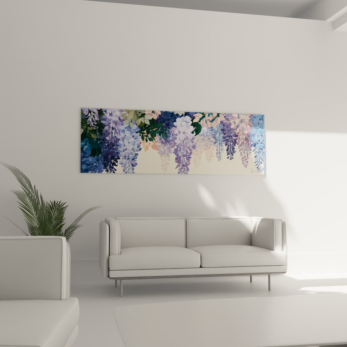 Fleurs de glycine violettes et pêche accrochées au-dessus d'un canapé dans un salon lumineux