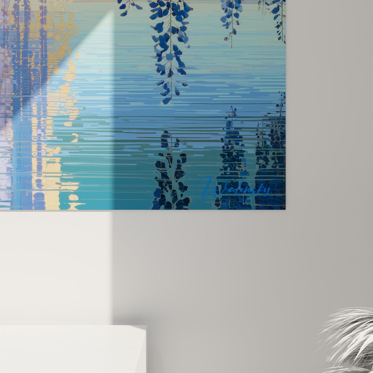 Détail des grappes bleu marine et dorées peintes en aplats, textures nettes visibles sur la toile accrochée