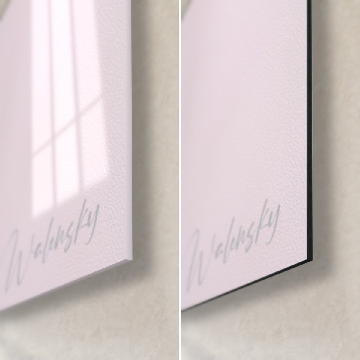 Quadro grappoli di glicine lilla su fondo rosa pallido, angolo in basso a destra: vetro acrilico lucido con riflessi, alluminio Dibond grigio opaco, bordo nero