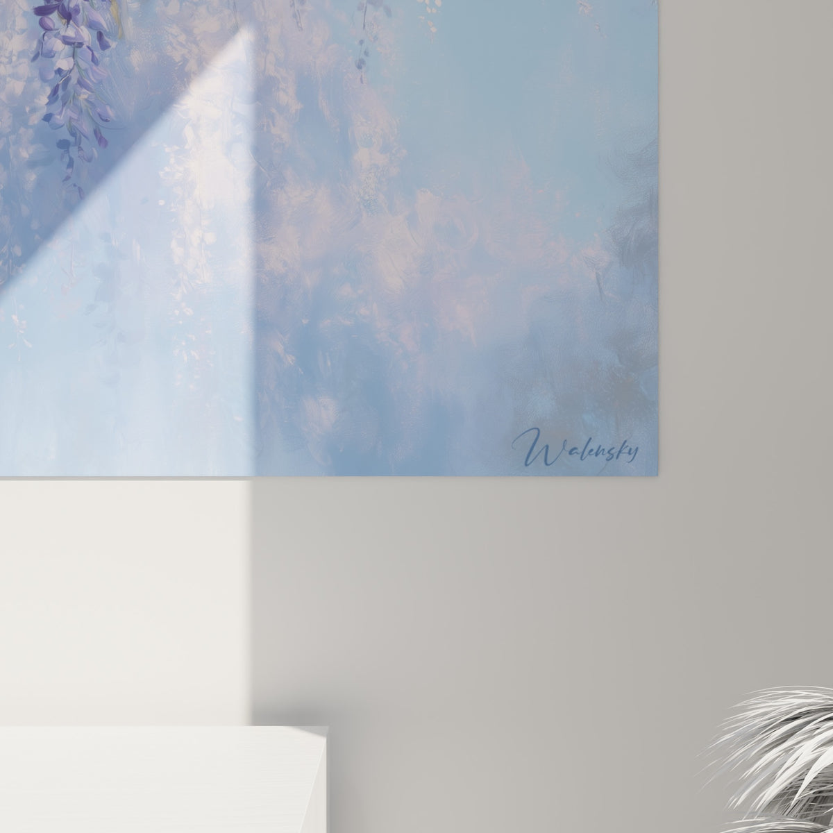 Grain pictural des pétales mauves et coulures bleu ciel visibles de près sur cette œuvre glycine accrochée