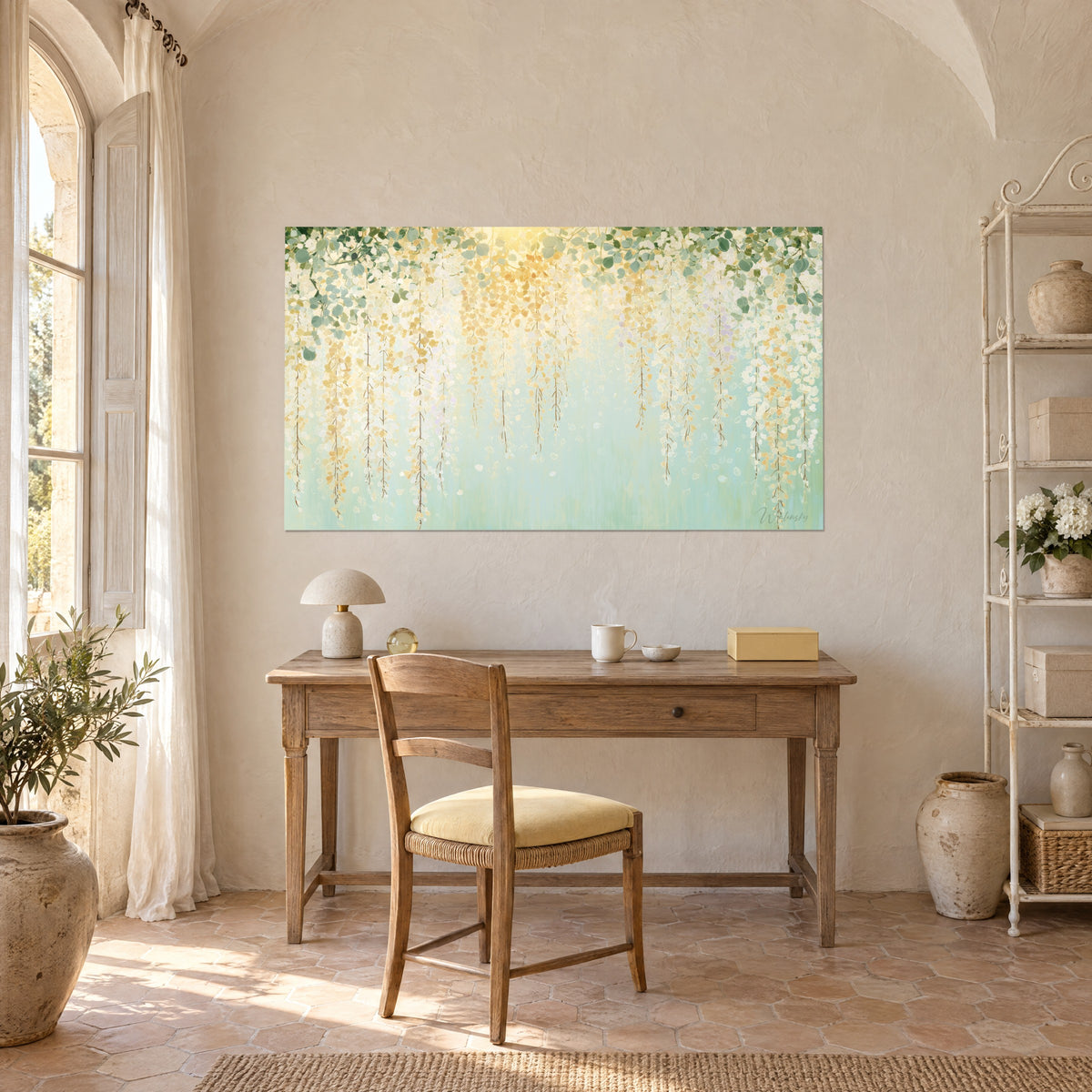 Schilderij met een bloemenwaterval in strogeel en parelmoerwit, mintgroene overgang, boven een bureau van licht hout bij een raam