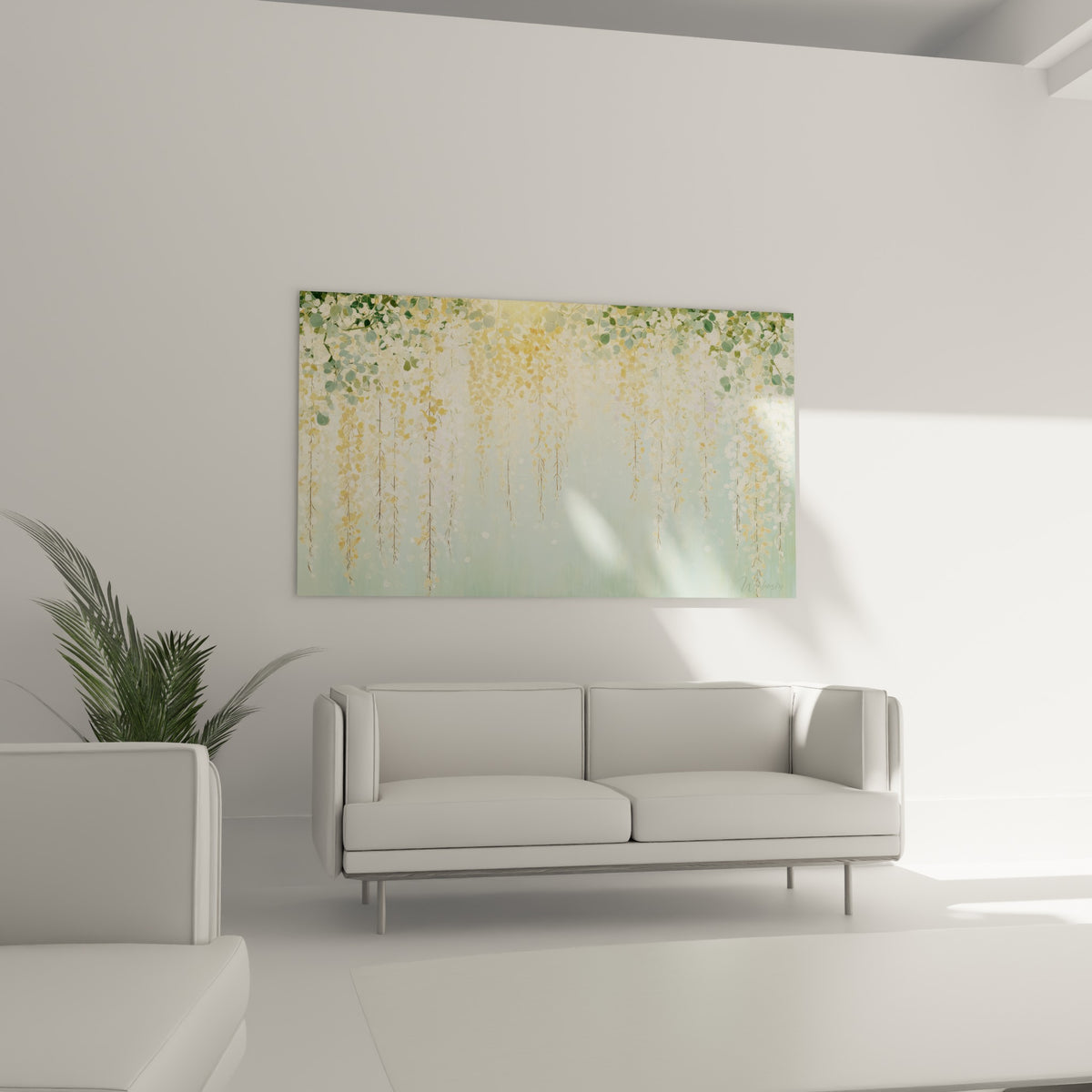Feuillage vert sauge et fleurs ivoire de la glycine au-dessus d'un canapé dans un salon lumineux