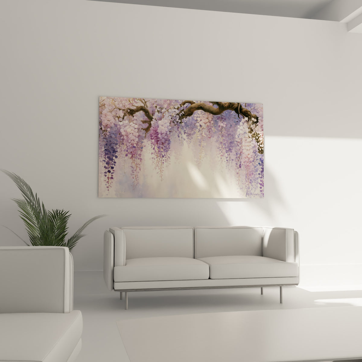 Fleurs de glycine lilas et blanches suspendues au-dessus d'un canapé dans un salon lumineux