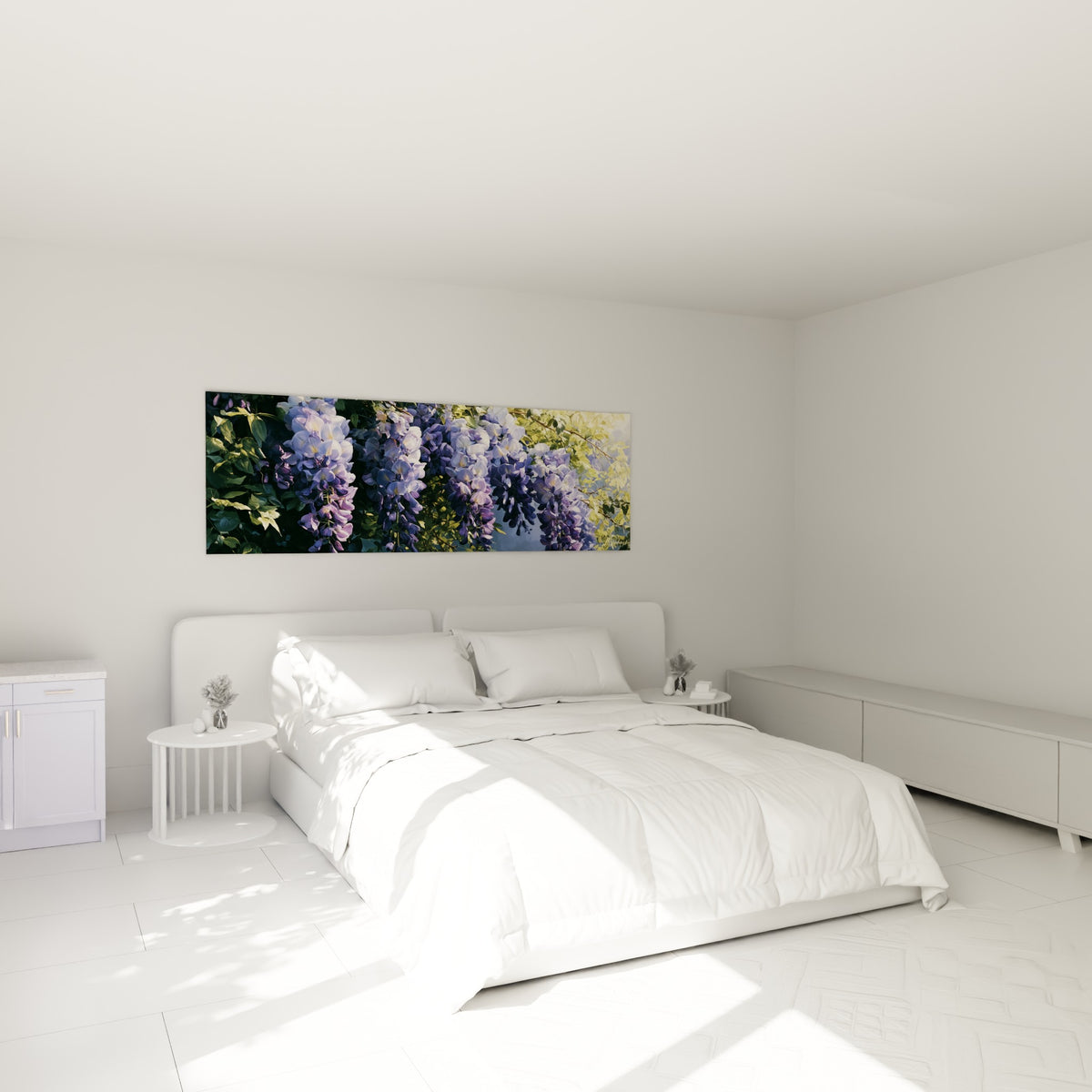 Grappes de glycine violette et crème suspendues, au-dessus d'un lit dans une chambre claire