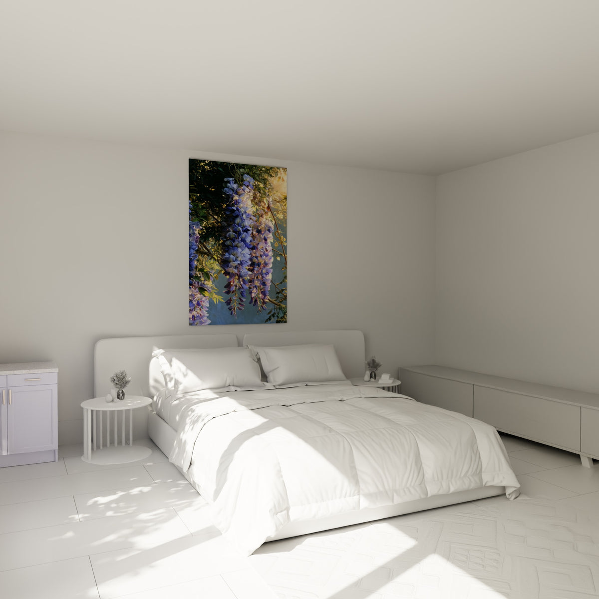 Grappes de glycine violette et dorée suspendues au-dessus d'un lit dans une chambre claire
