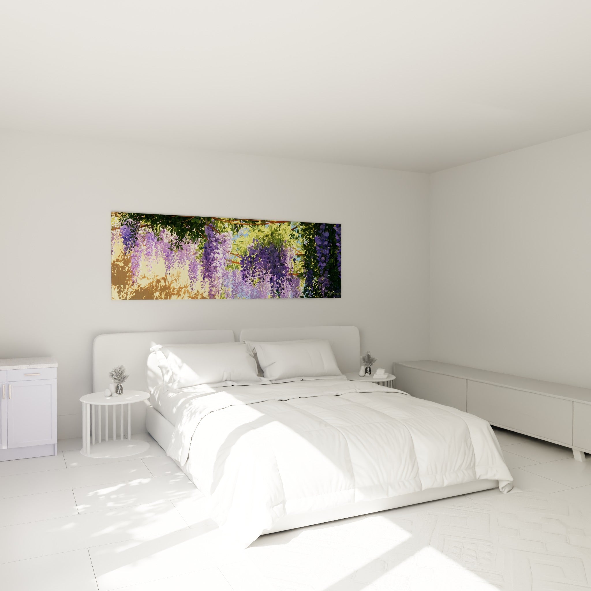 Grappes de glycine violette et feuillage vert olive au-dessus d'un lit dans une chambre claire