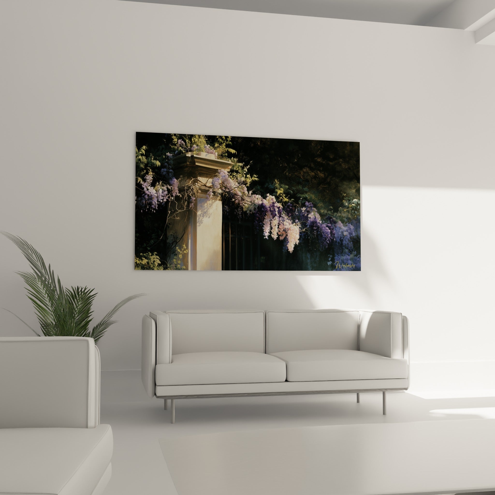Fleurs de glycine mauve pâle et feuillage vert tombant sur pilier clair, au-dessus d'un canapé dans un salon lumineux
