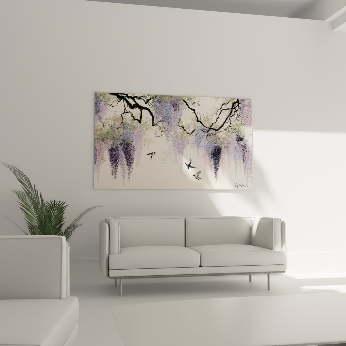 Fleurs de glycine mauve et bleu pastel avec hirondelles noires au-dessus d'un canapé dans un salon lumineux