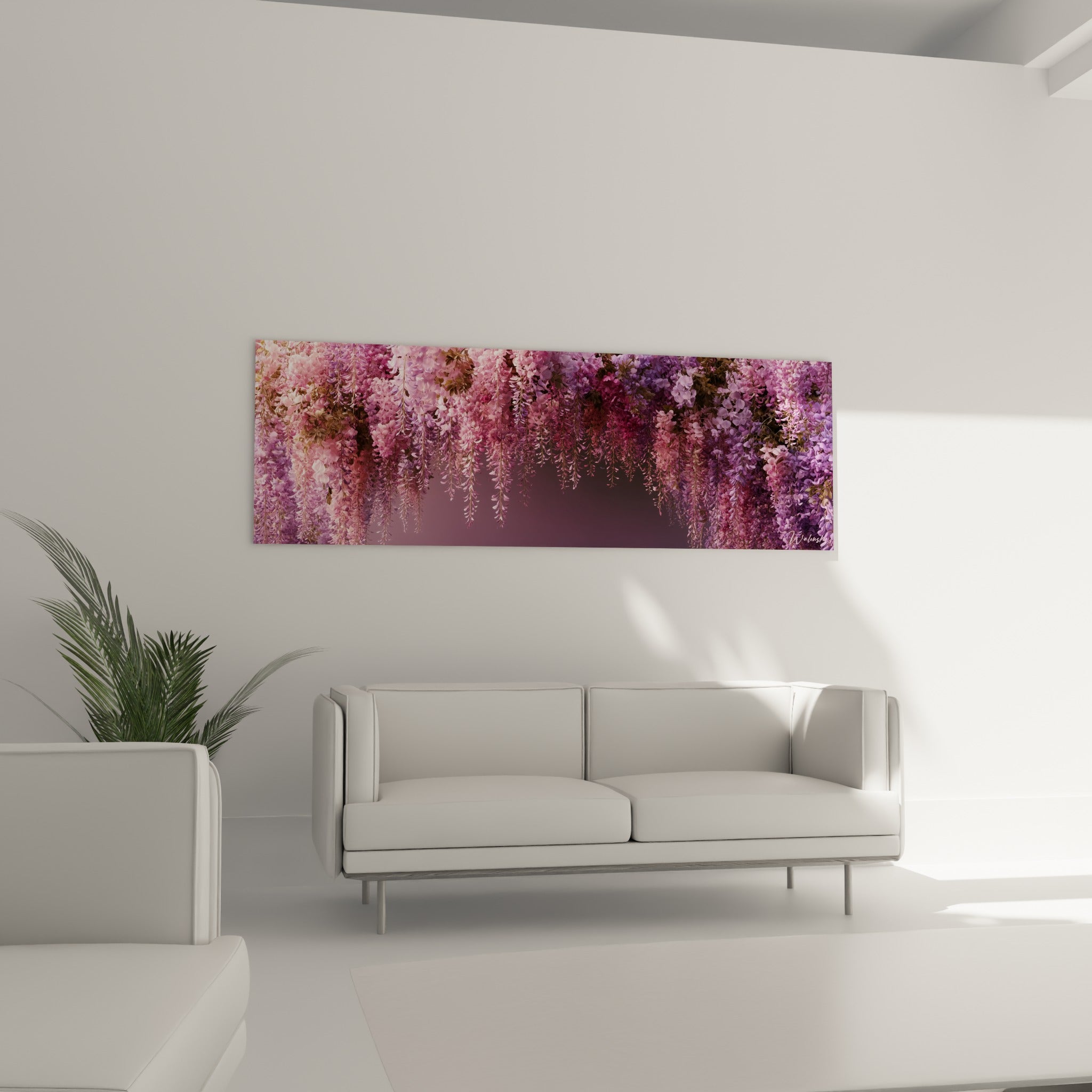 Cascade florale de glycine mauve et rose accrochée au-dessus d'un canapé dans un salon lumineux