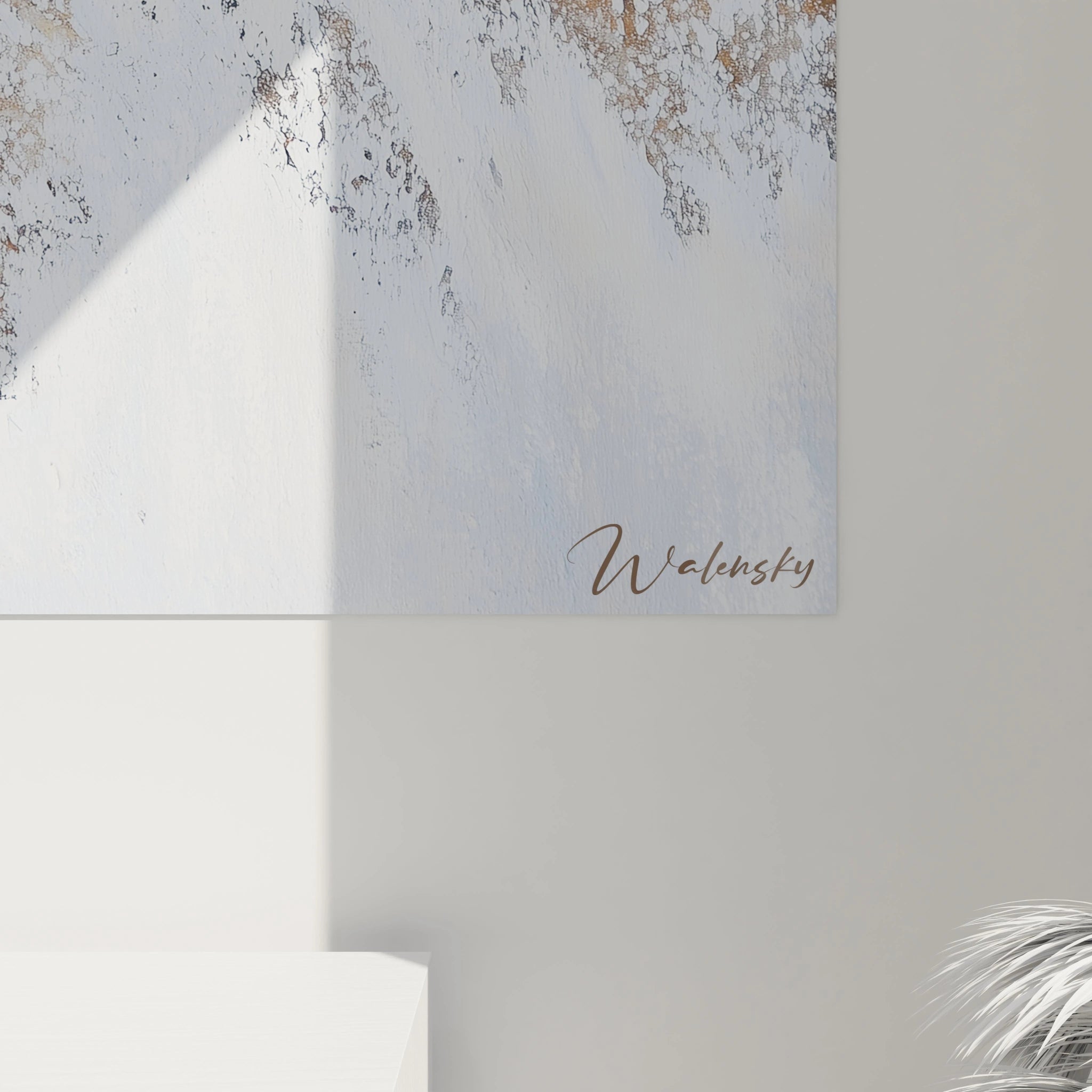 Détail du tableau gnous Walensky avec texture blanche et brune accroché sur un mur gris clair