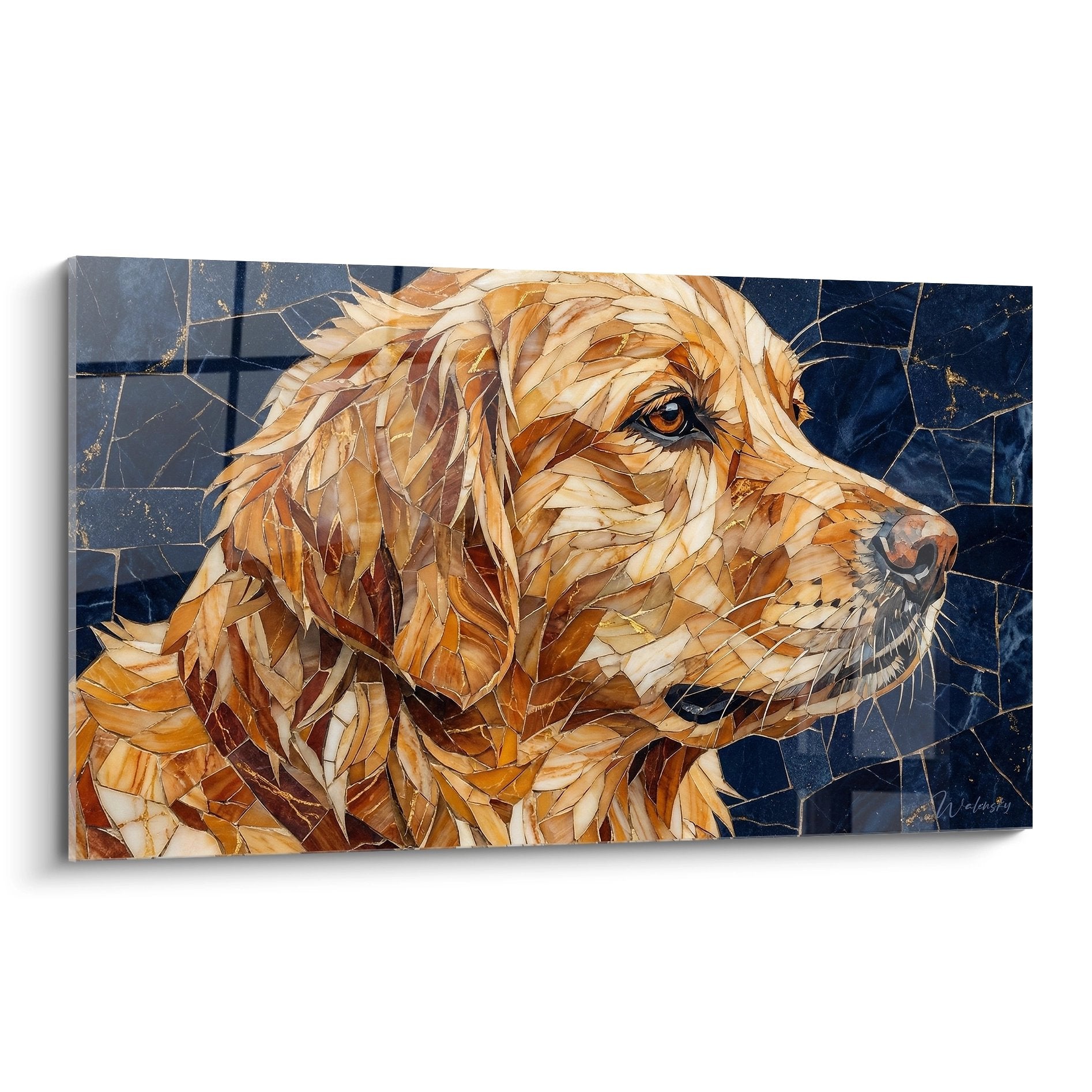 Ritratto artistico Golden Retriever stile mosaico tonalità dorate ocra su sfondo blu scuro