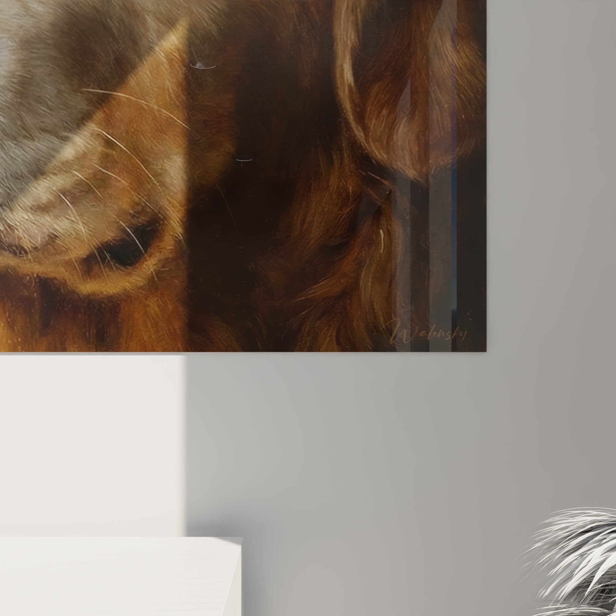 Vue d'ensemble du portrait Golden Retriever dans un salon moderne, harmonies de couleurs chaudes et mobilier bois