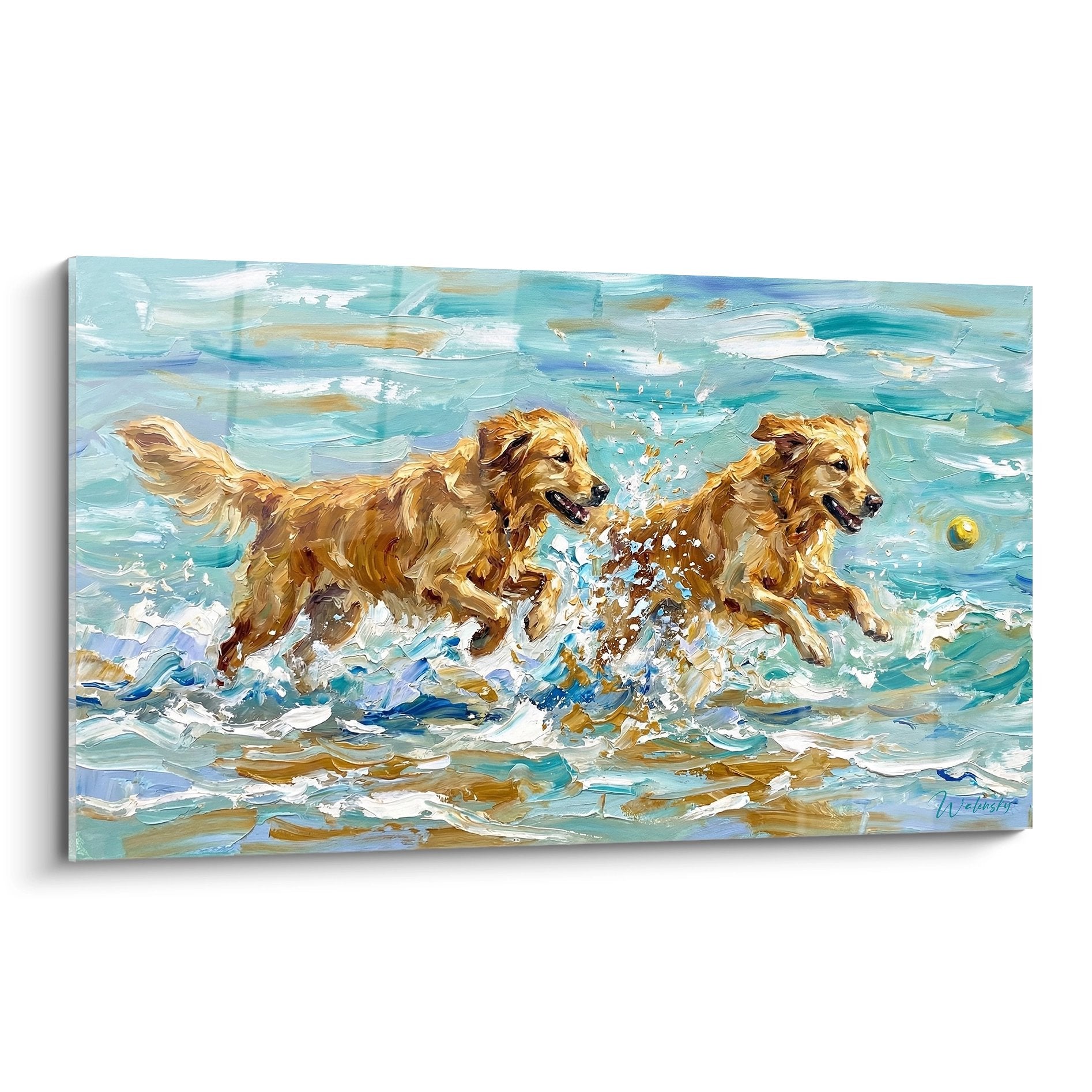 Due golden retriever dorati giocano nelle onde turchesi con spruzzi e pallina verde - arte canina dinamica