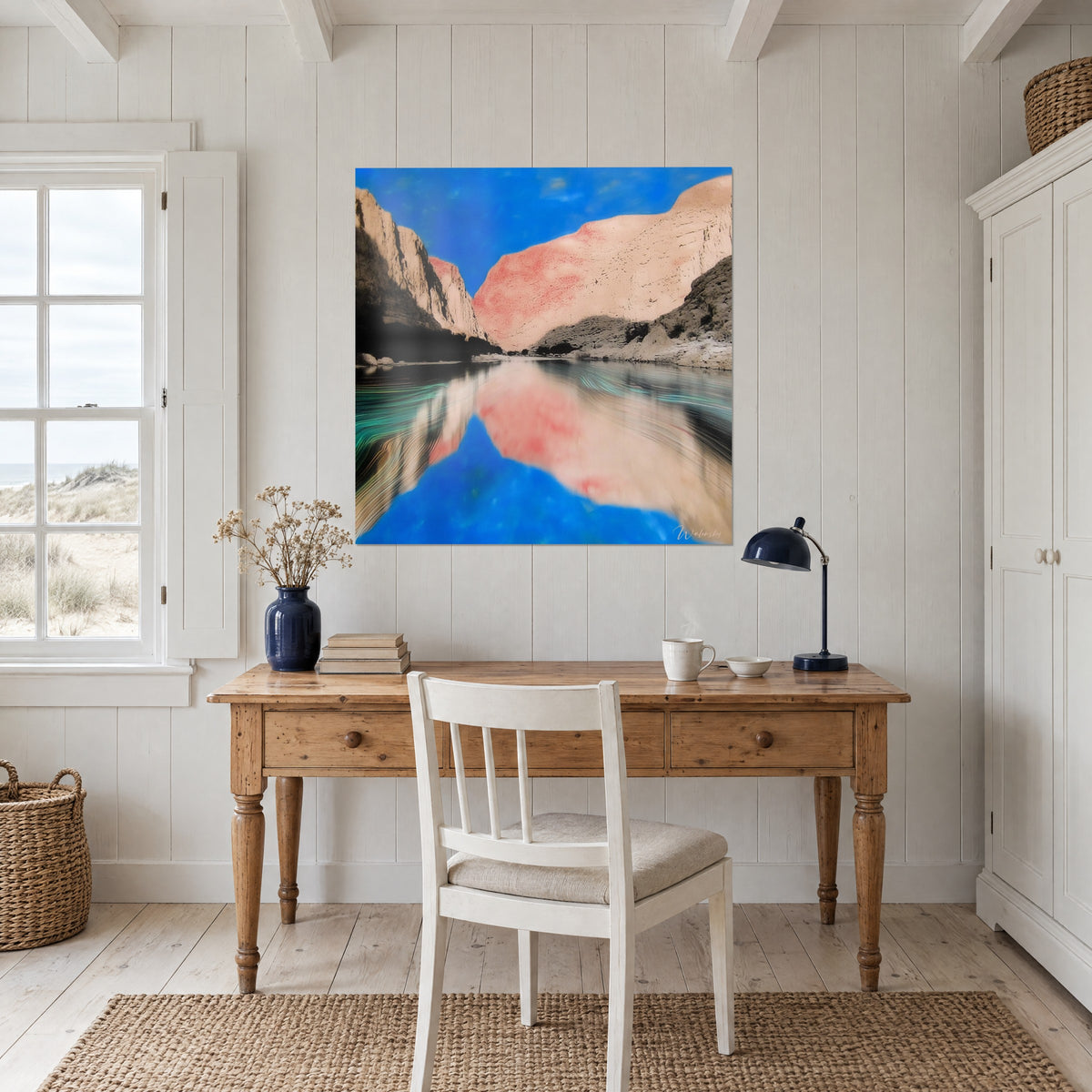 Schilderij woestijncanyon met golvende groene en blauwe reflecties, opgehangen boven een bureau van licht hout en een nautische lamp