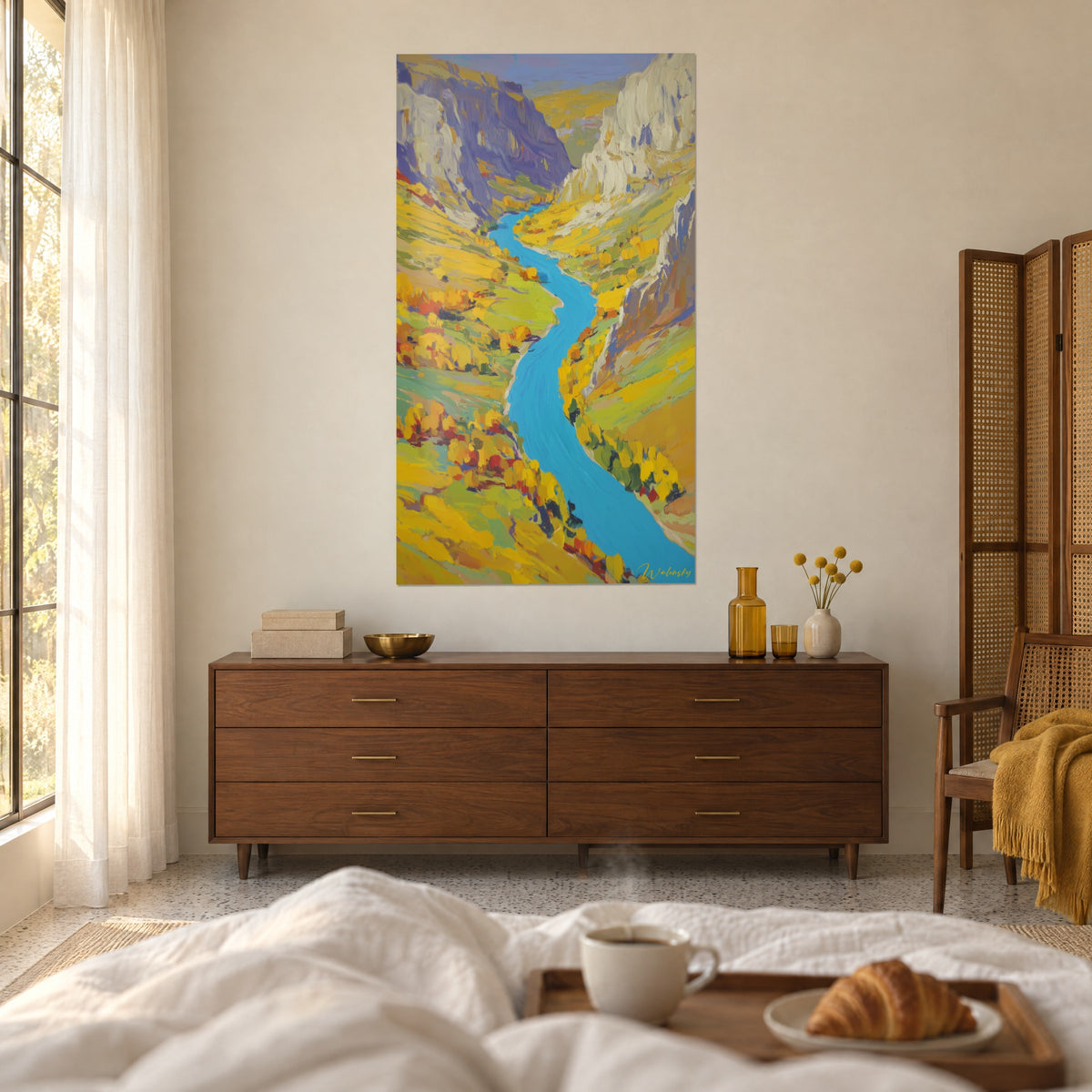 Πίνακας στενή κοιλάδα διαρρέεται από έναν έντονα μπλε ποταμό, δέντρα σαφράν και κόκκινα, πάνω από ένα κρεβάτι σε φωτεινό υπνοδωμάτιο
