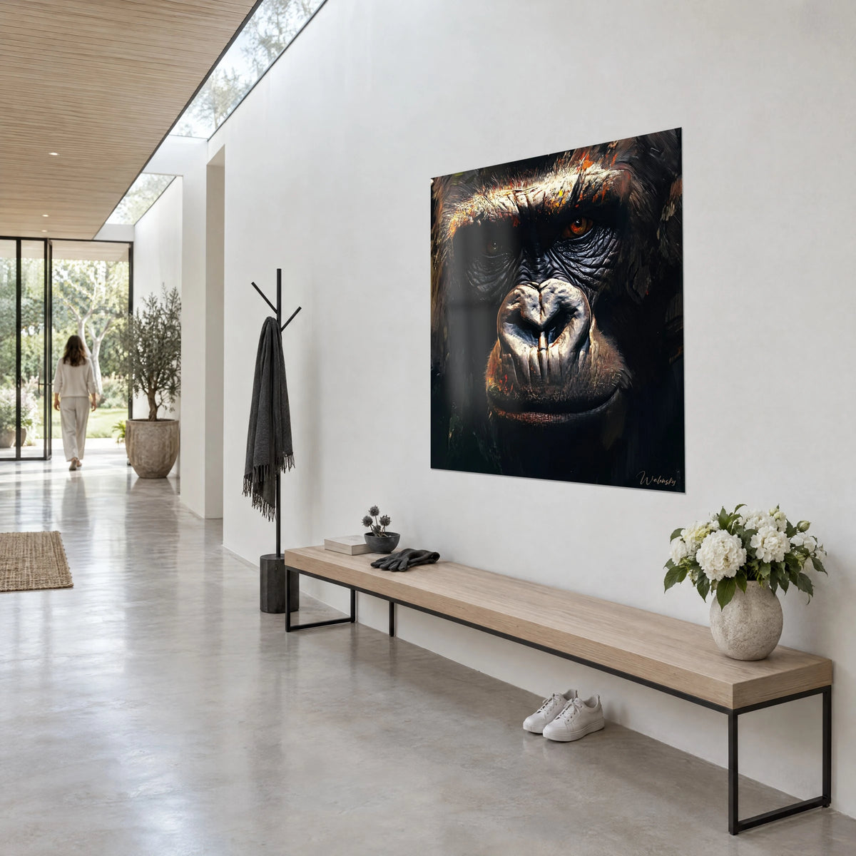 Quadro di primate con fronte striata da scintille arancioni, iridi ramate e pelo carbone, vista di tre quarti in un corridoio chiaro