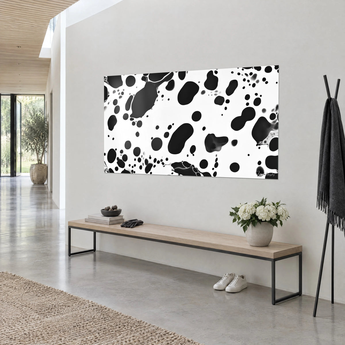 Cuadro con gotas de tinta negra ébano flotando sobre blanco puro, burbujas redondas y formas ovaladas, pared gris perla, banco de roble y ramo de flores