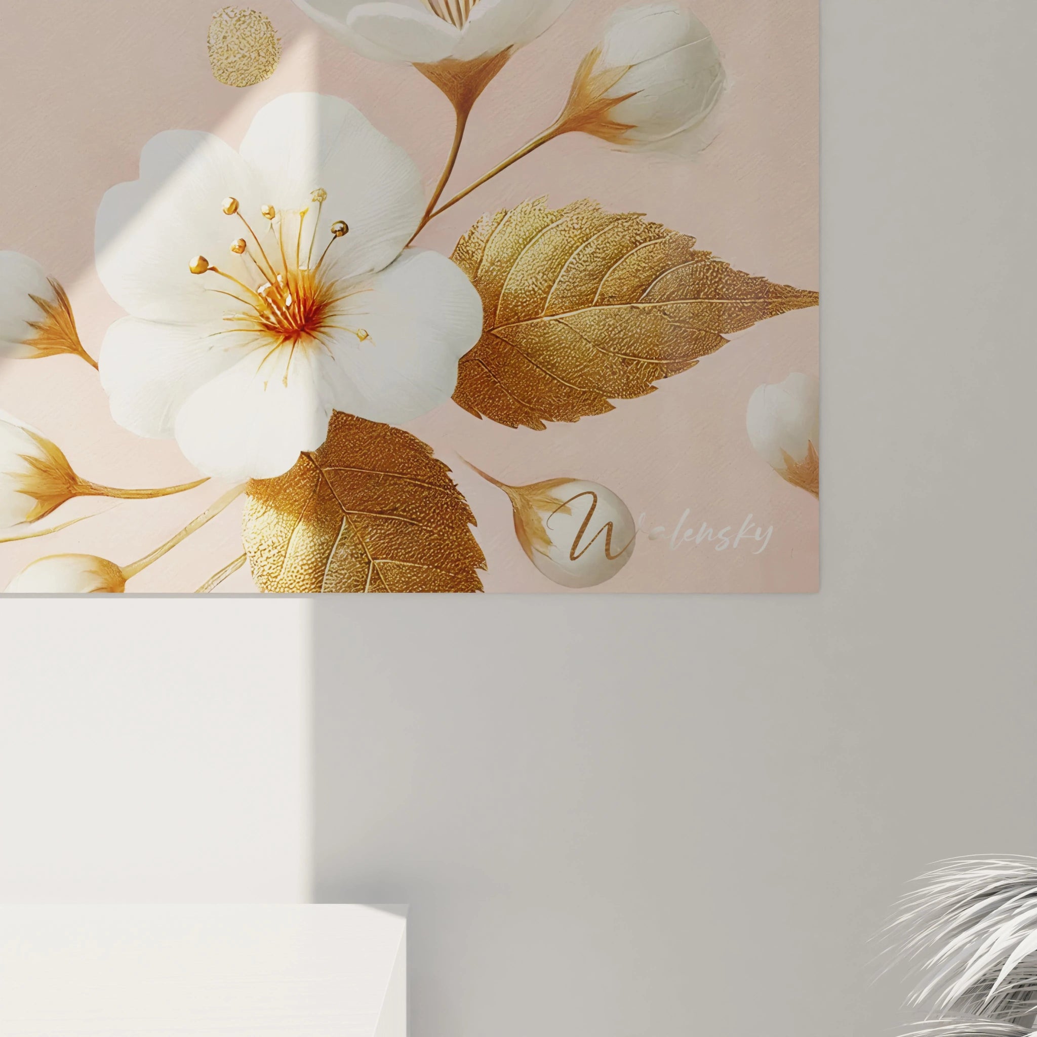 vue rapprochee de ce tableau colibri revele les details delicats du colibri et des fleurs aux accents dores ajoutant une touche de luxe a votre espace